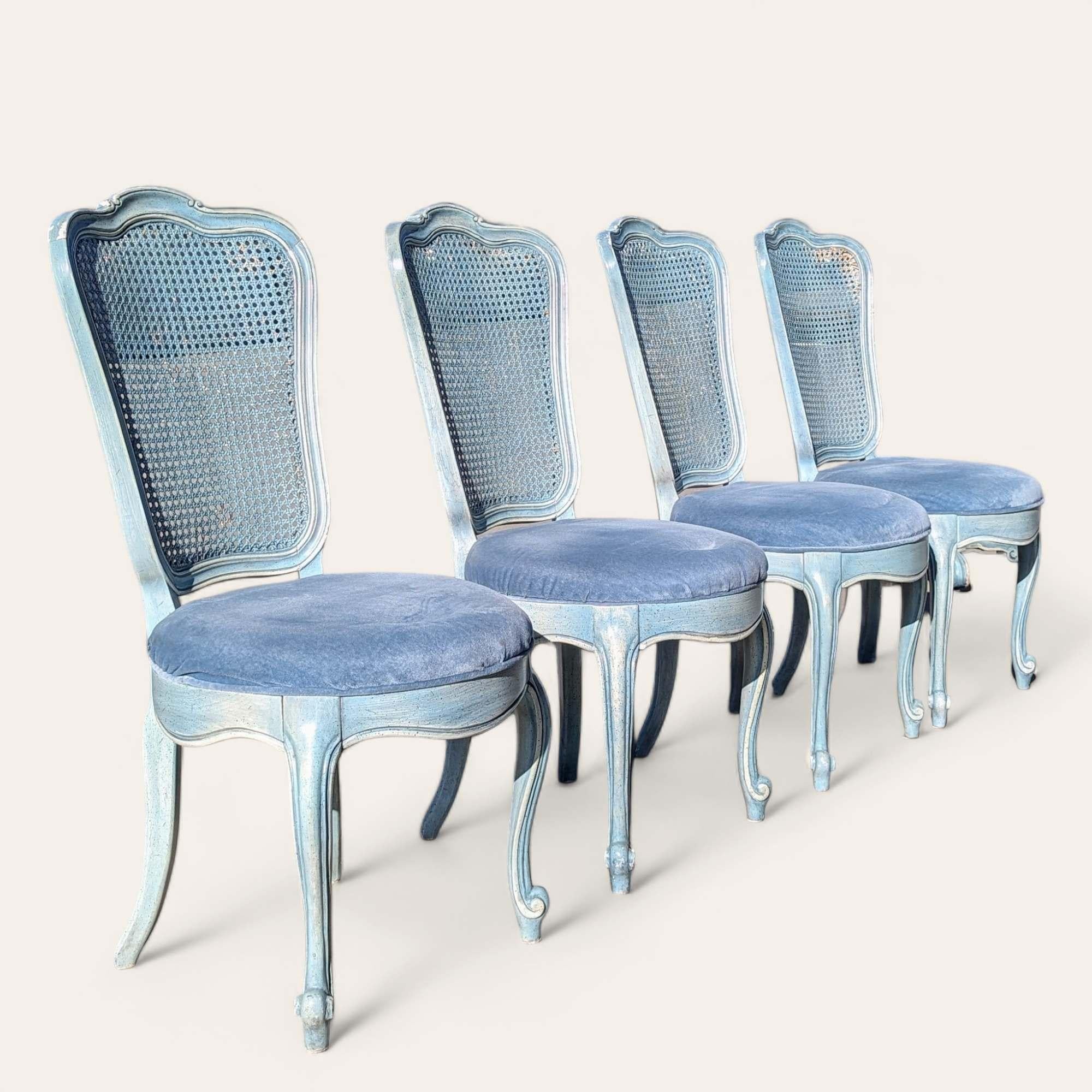 Introducing a timeless dining set by Thomasville, featuring a beautifully crafted wooden table and four matching chairs. 

This set showcases an elegant design with a striking table top and charming blue-painted chairs. The table, adorned with a