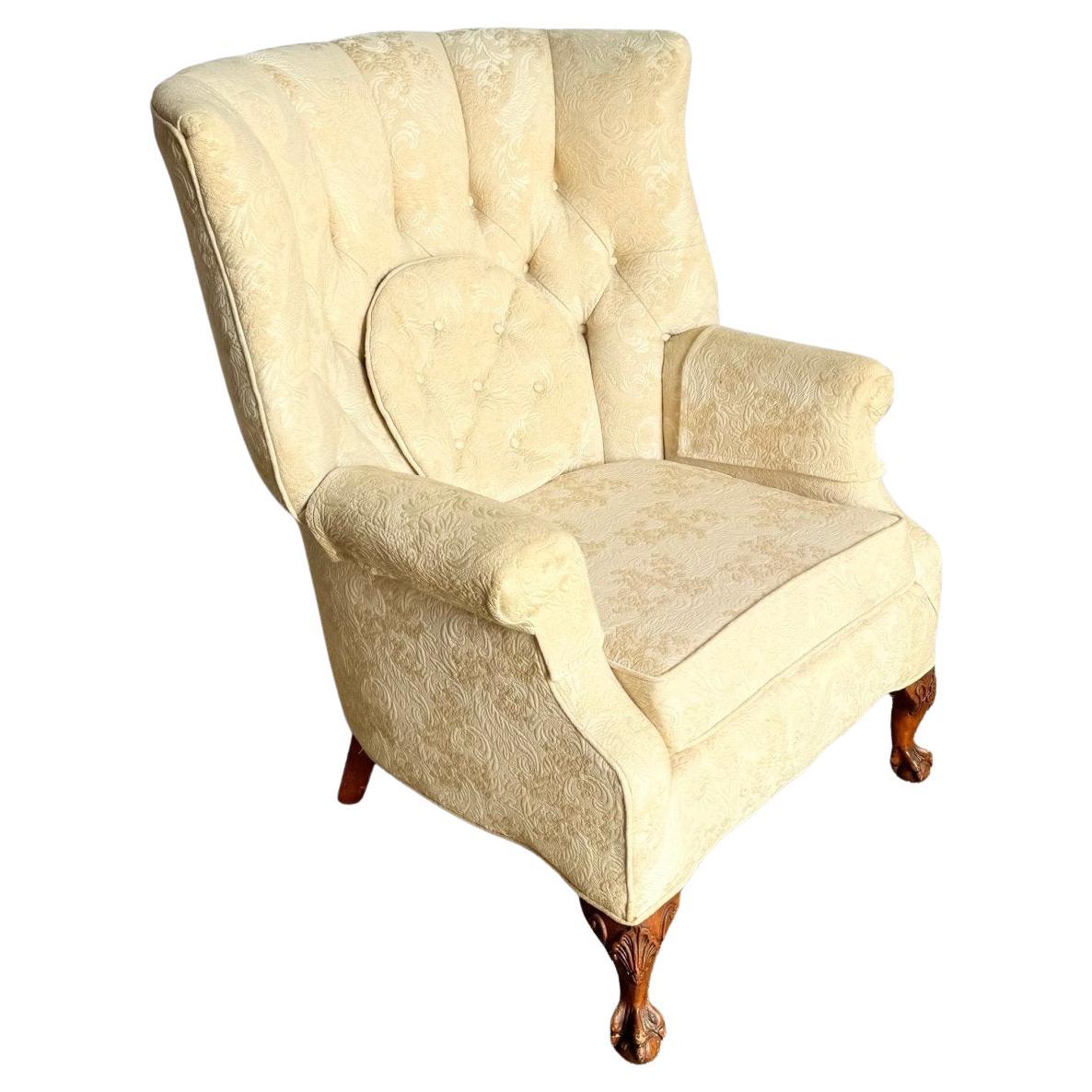 Vintage French Provincial Tufted Ball in Claw Lounge Chair im Angebot