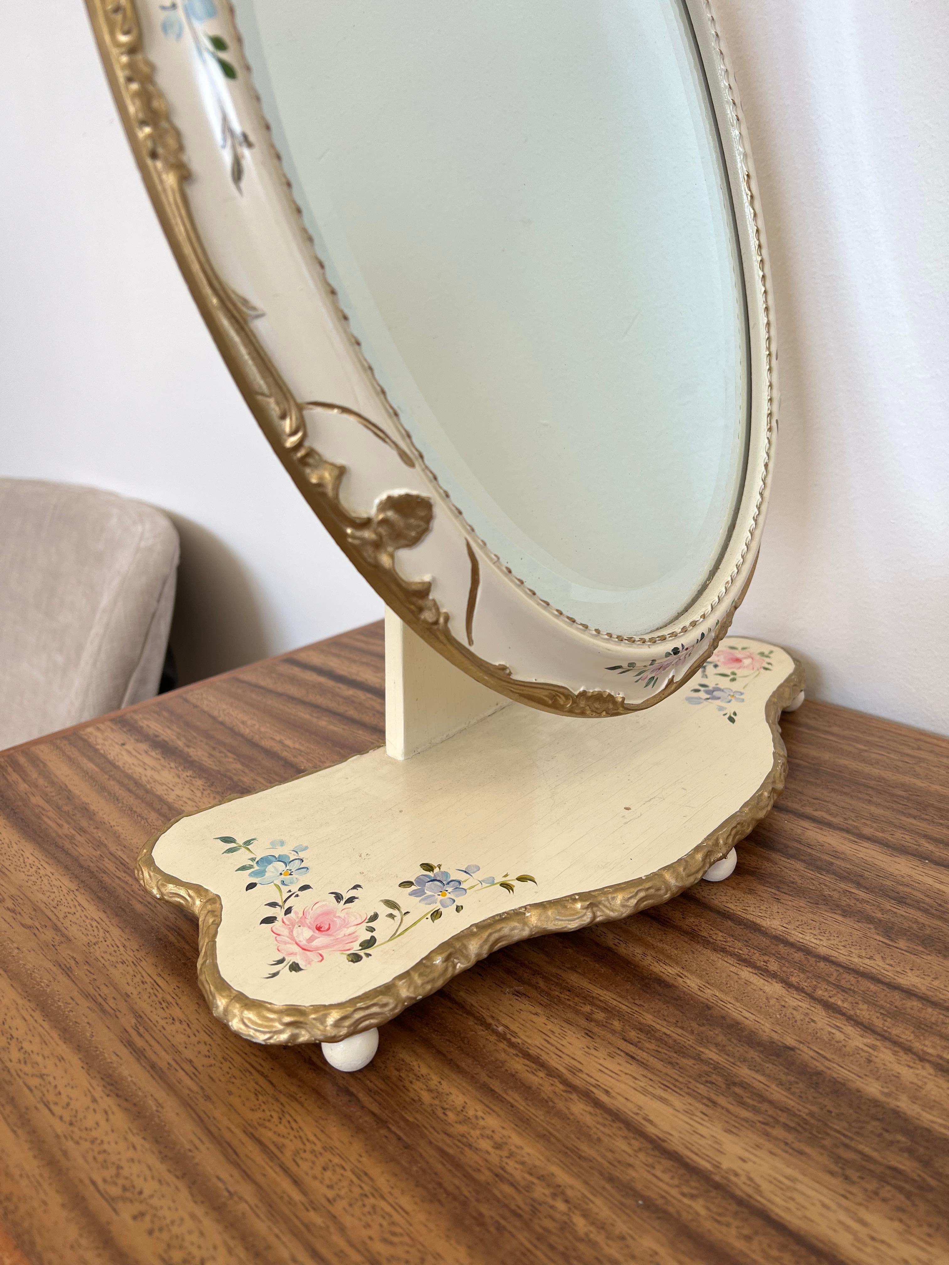 Ce miroir date probablement des années 1950-1970, une époque où les meubles de style provincial français étaient très recherchés, mêlant des courbes d'inspiration rococo à des tons pastel doux et à des ornements délicats. Populaire dans les