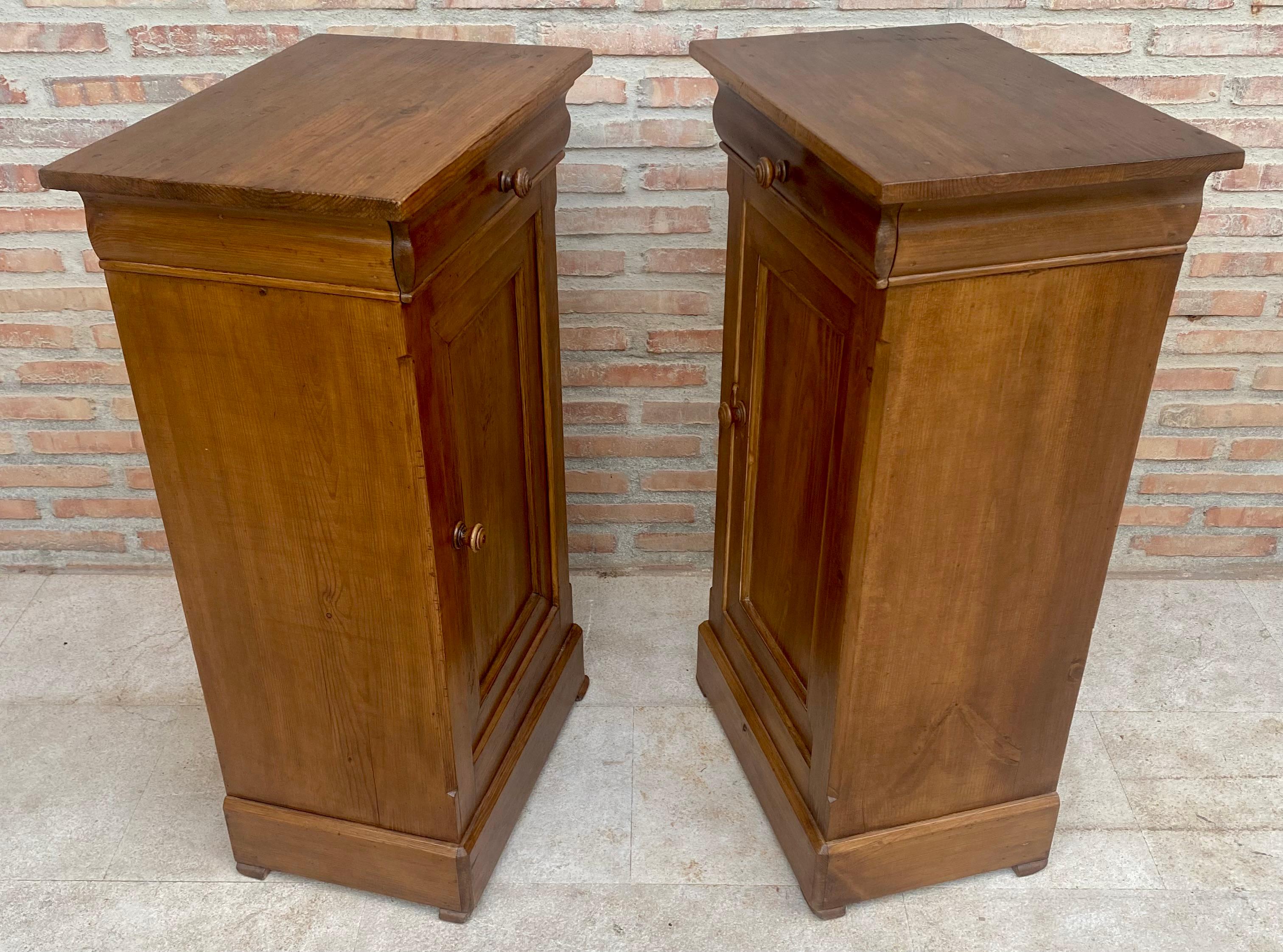 Vintage French Provincial Walnut Nightstands, 1920, Set of 2 For Sale 7