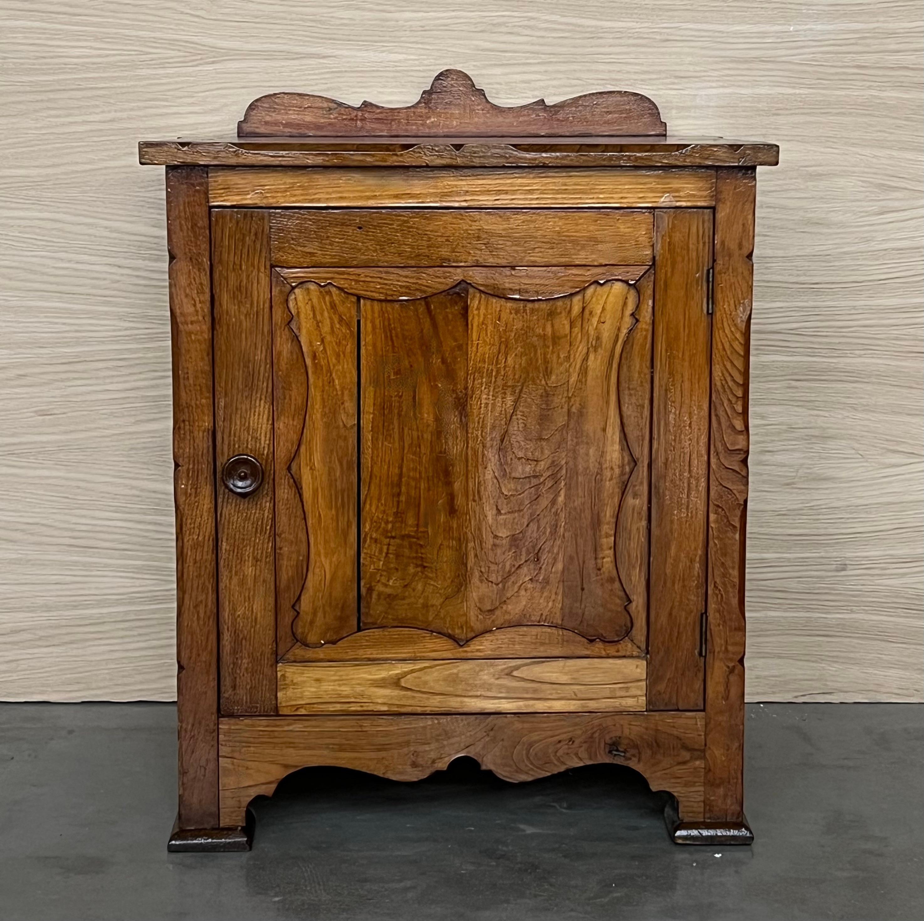 Early 20th century Spanish country nightstands. Made of mobila with a deep color and original patination. A single hide drawer and cabinet when you open the door. Around 1920.
The door and drawer handles are made of wood.