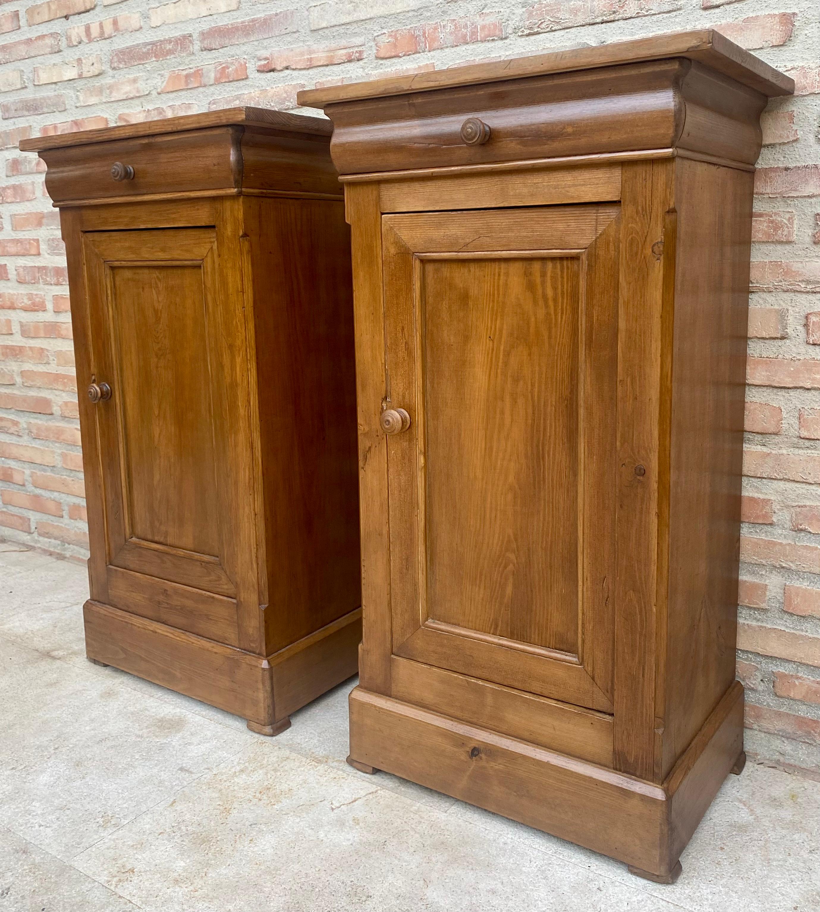 Vintage French Provincial Walnut Nightstands, 1920, Set of 2 In Good Condition For Sale In Miami, FL