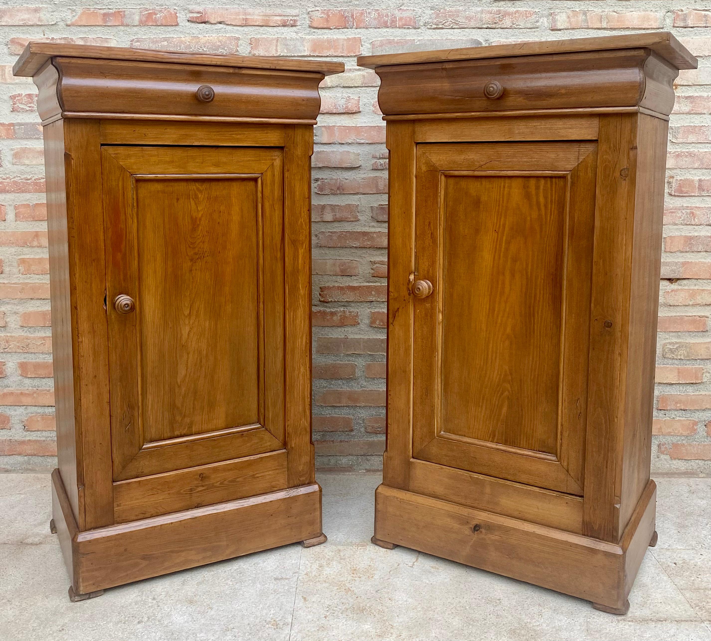 Vintage French Provincial Walnut Nightstands, 1920, Set of 2 For Sale 1