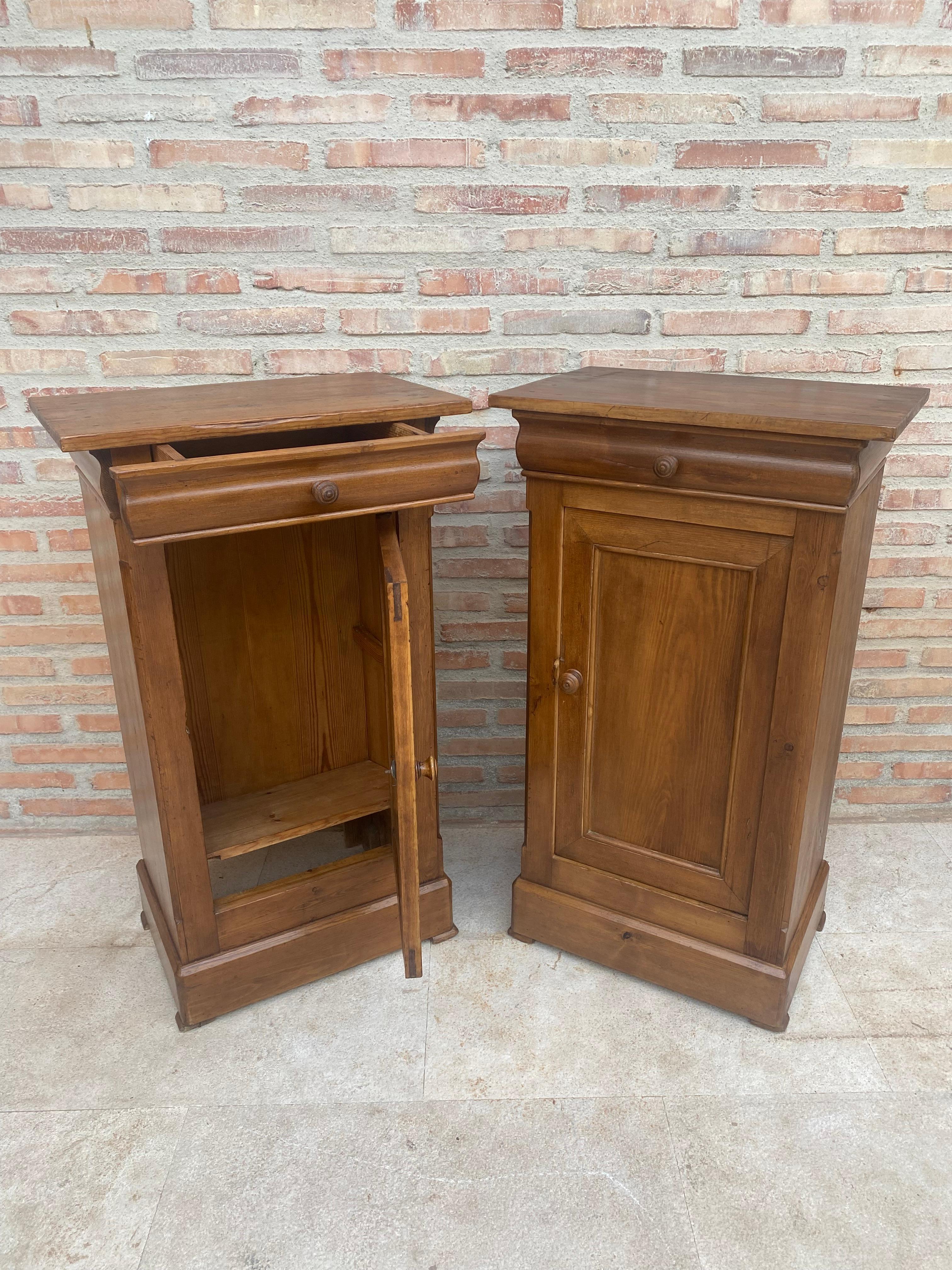 Vintage French Provincial Walnut Nightstands, 1920, Set of 2 For Sale 3