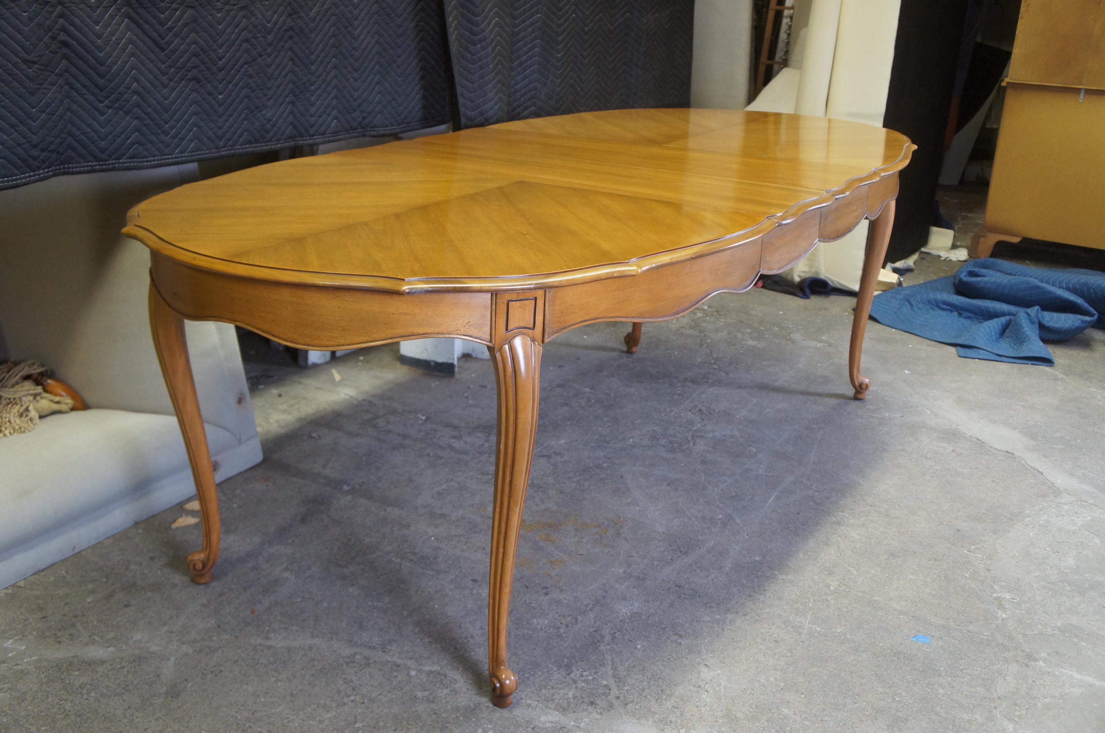 Vintage French Provincial Walnut Scalloped Oval Extendable Dining Table Country In Good Condition In Dayton, OH