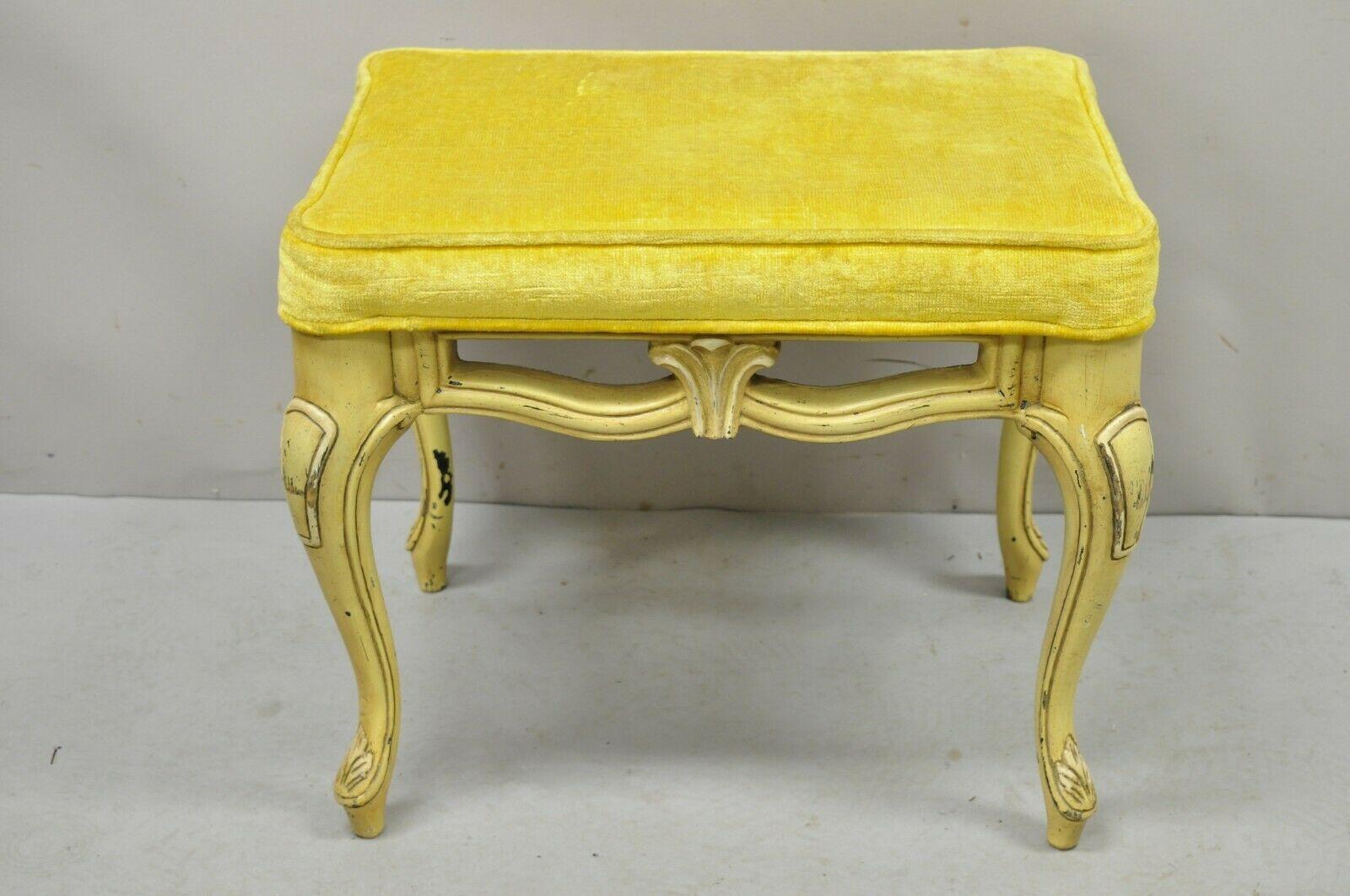 Vieux banc de coiffeuse provincial français à pieds cabriole peint en jaune. L'article présente une structure en bois et en plastique moulé, une assise rembourrée, des pieds cabriole, un très bel article vintage, un grand style et une belle forme.