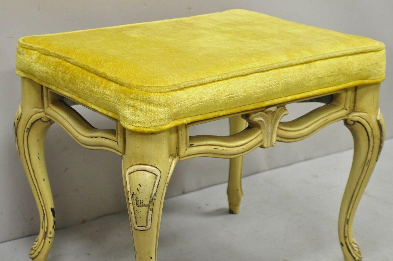 Provincial français Fauteuil de coiffeuse provincial français vintage à pieds cabriole peint en jaune en vente