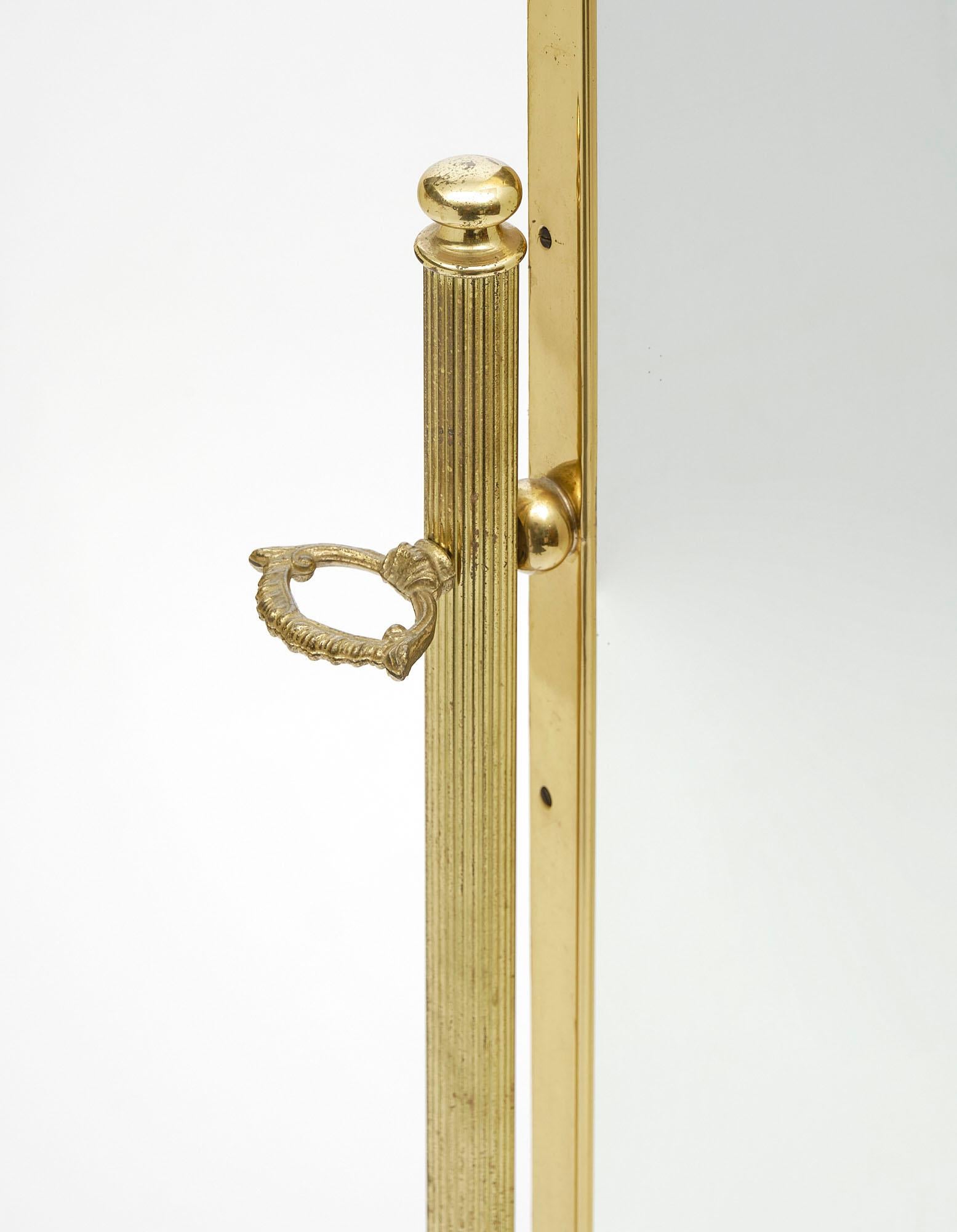 Miroir sur pied ; 'Psyché' de France dans le style Régence. Fabriqué en bronze doré, il bénéficie d'une très grande qualité d'exécution.
