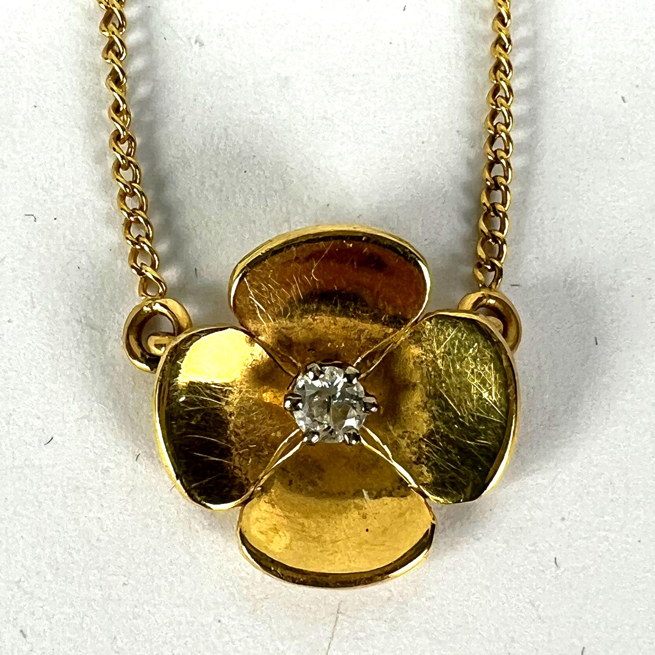 Collier vintage en or jaune 18K avec pendentif en diamant et fleur quadrilobée française en vente 6