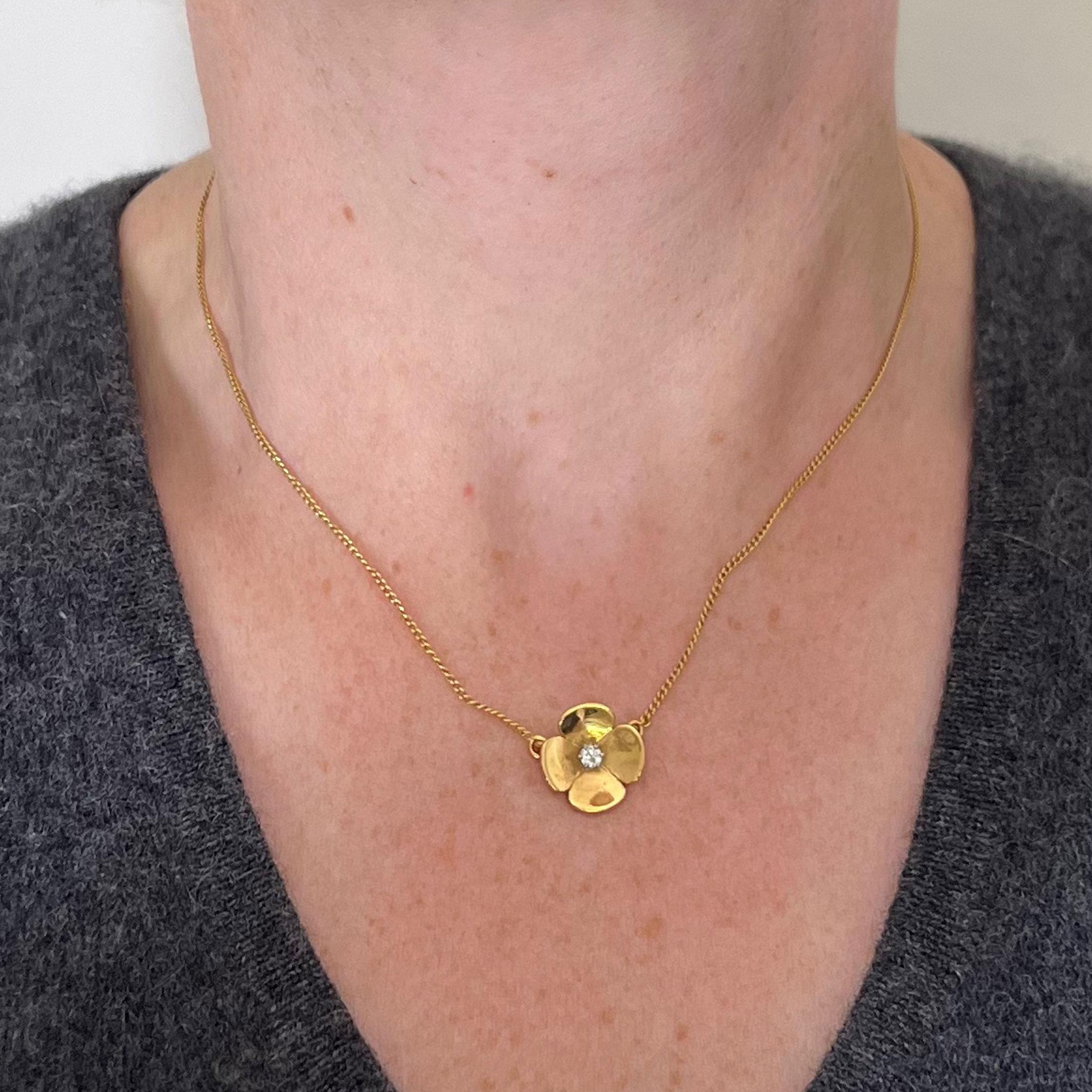 Collier vintage en or jaune 18K avec pendentif en diamant et fleur quadrilobée française Bon état - En vente à London, GB