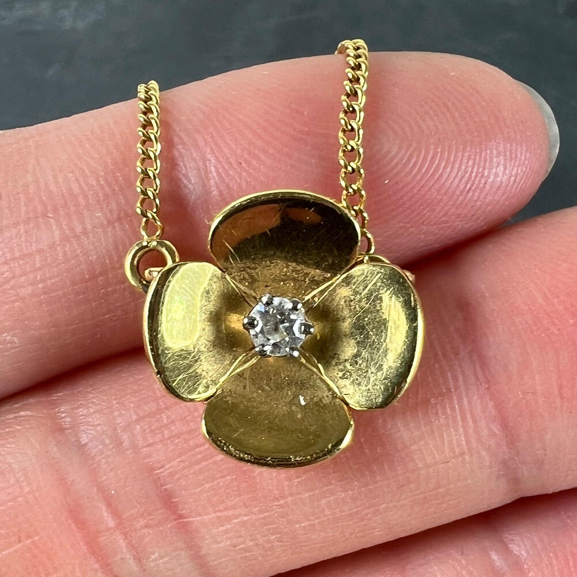 Collier vintage en or jaune 18K avec pendentif en diamant et fleur quadrilobée française Pour femmes en vente