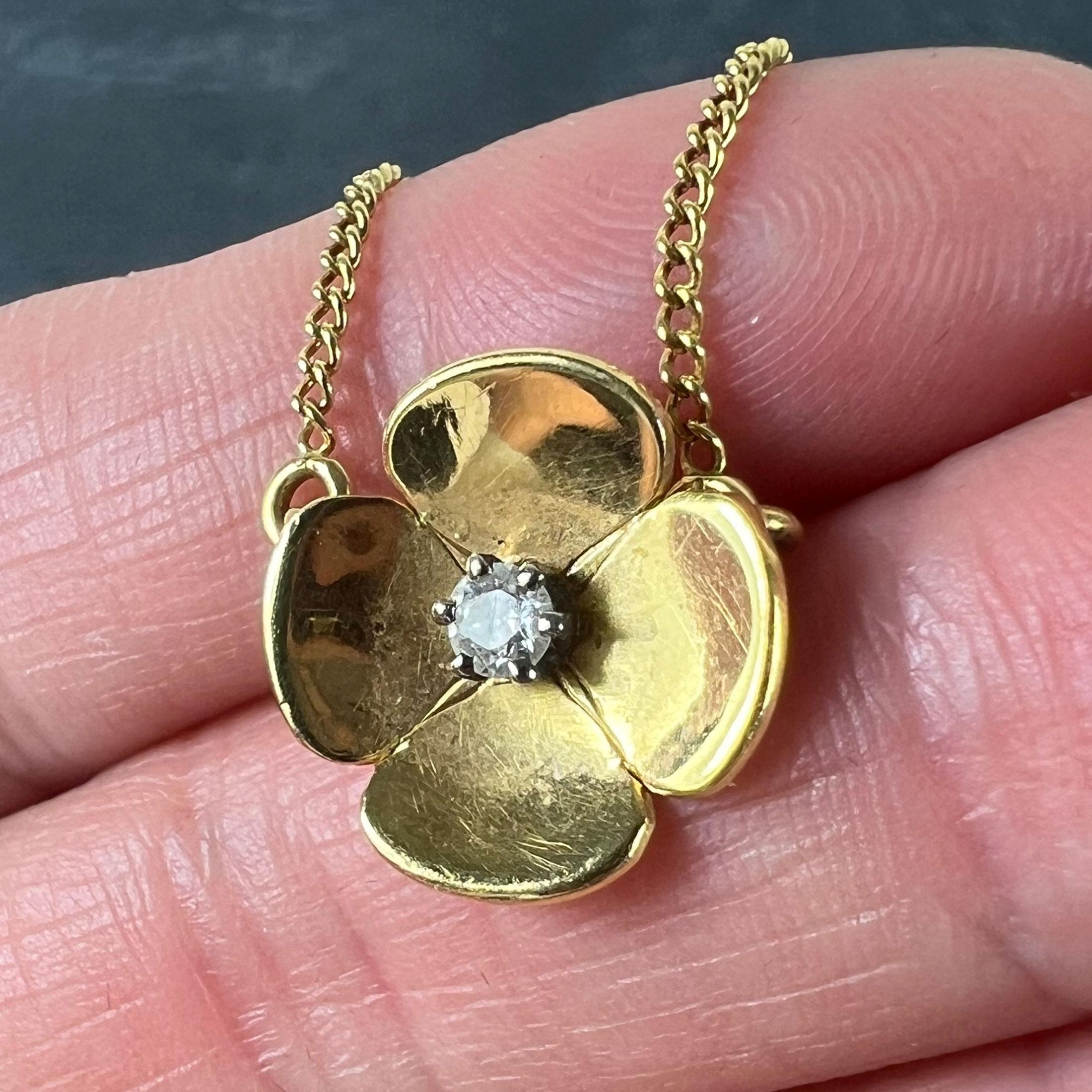 Collier vintage en or jaune 18K avec pendentif en diamant et fleur quadrilobée française en vente 1