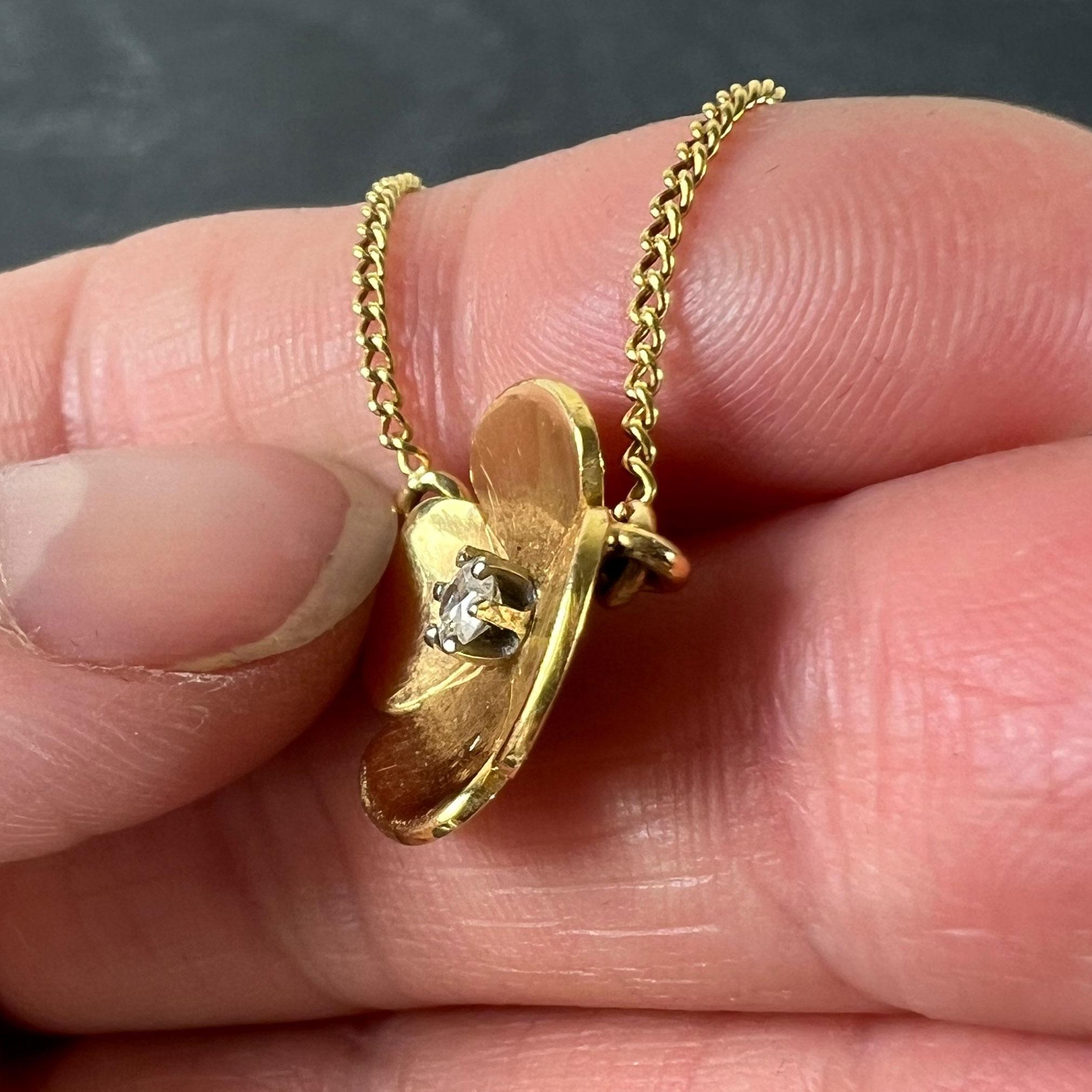 Collier vintage en or jaune 18K avec pendentif en diamant et fleur quadrilobée française en vente 2
