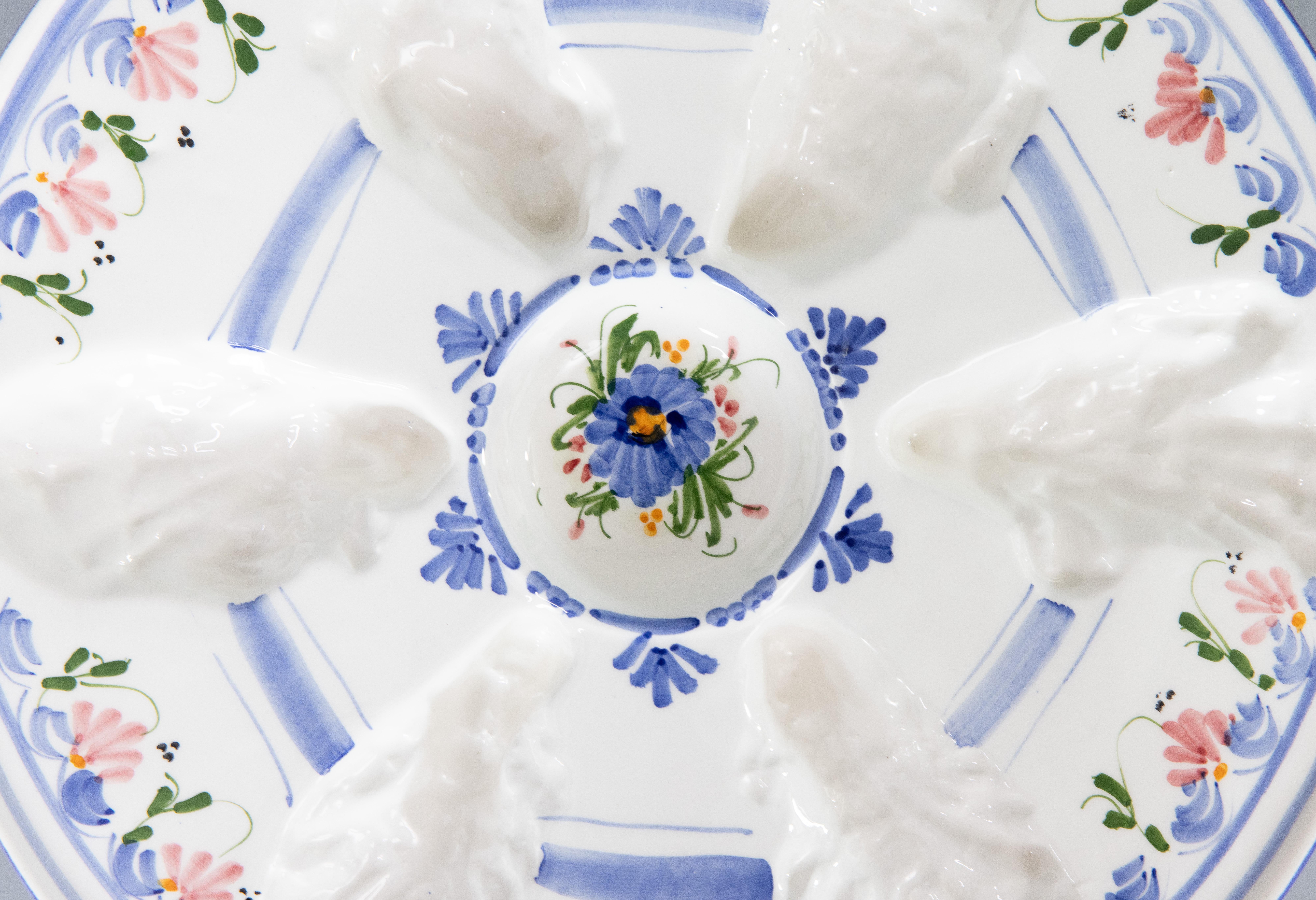 Eine hübsche Austernschale aus blauer und weißer Fayence im französischen Quimper-Stil mit Blumendekor, um 1940.

ABMESSUNGEN
13,3ʺB × 1,5ʺD × 13,3ʺH