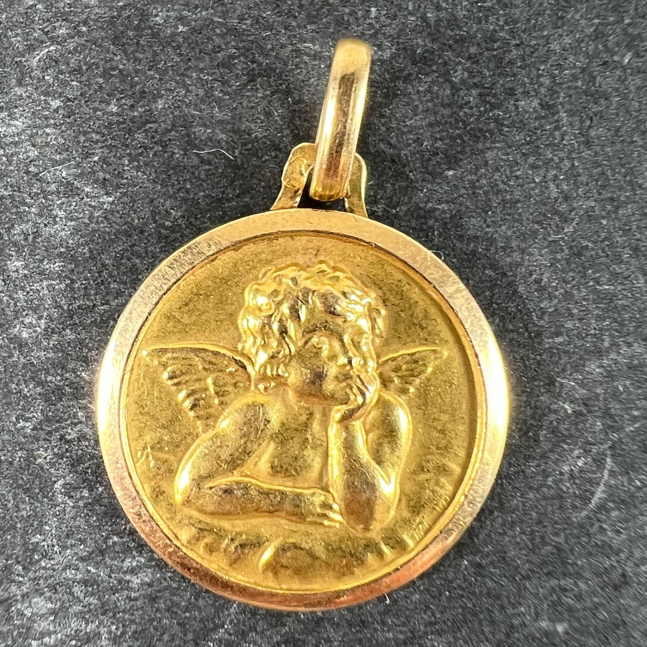 Ciondolo d'epoca in oro giallo 18 carati (18K) di Raphael French, disegnato come una medaglia rotonda raffigurante un cherubino di Raphael. Timbrato con il marchio dell'aquila per l'oro a 18 carati e la manifattura francese.

Dimensioni: 1,9 x 1,6 x