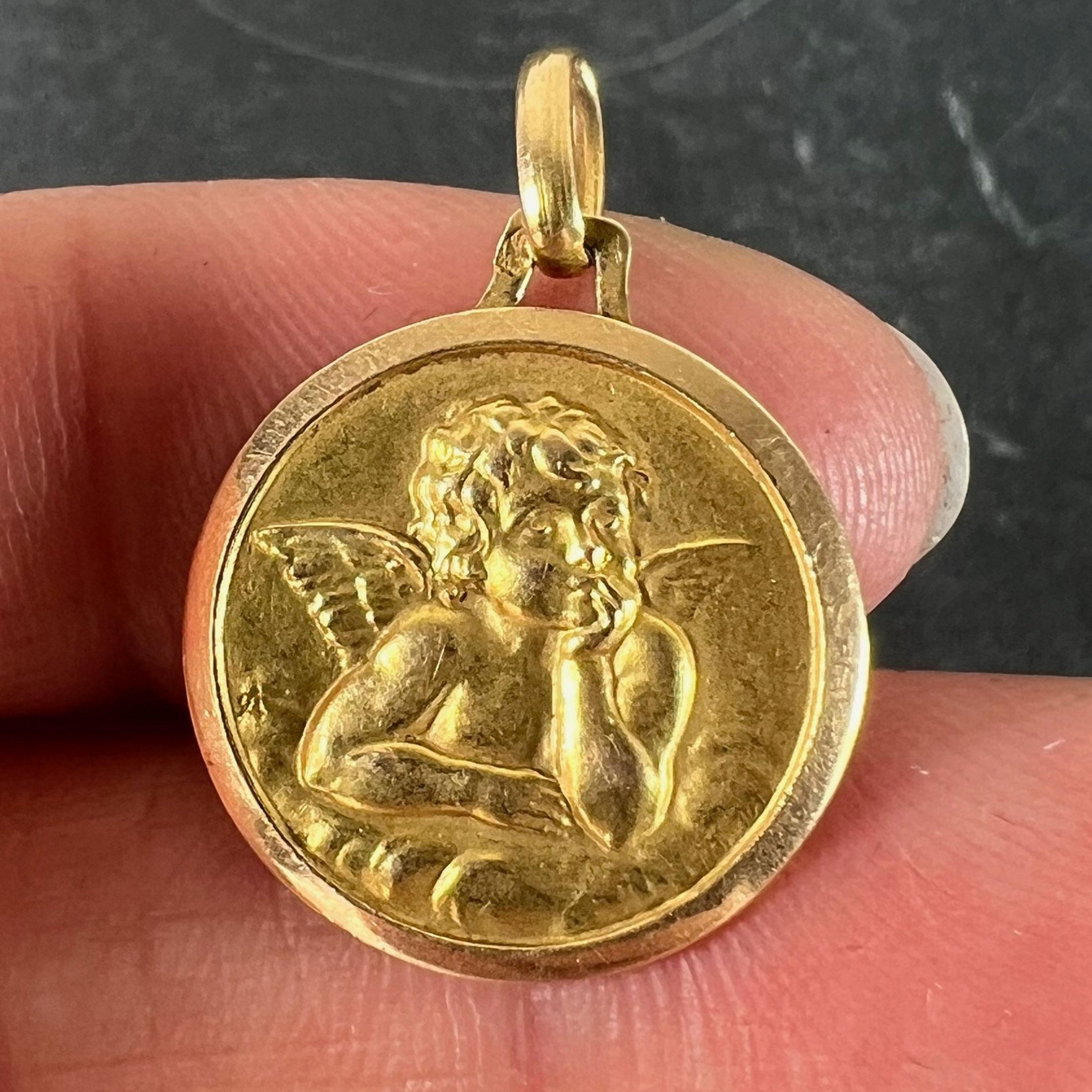 Ciondolo Medaglia d'epoca Raphael French con Cherubino in oro giallo 18 carati in vendita 1