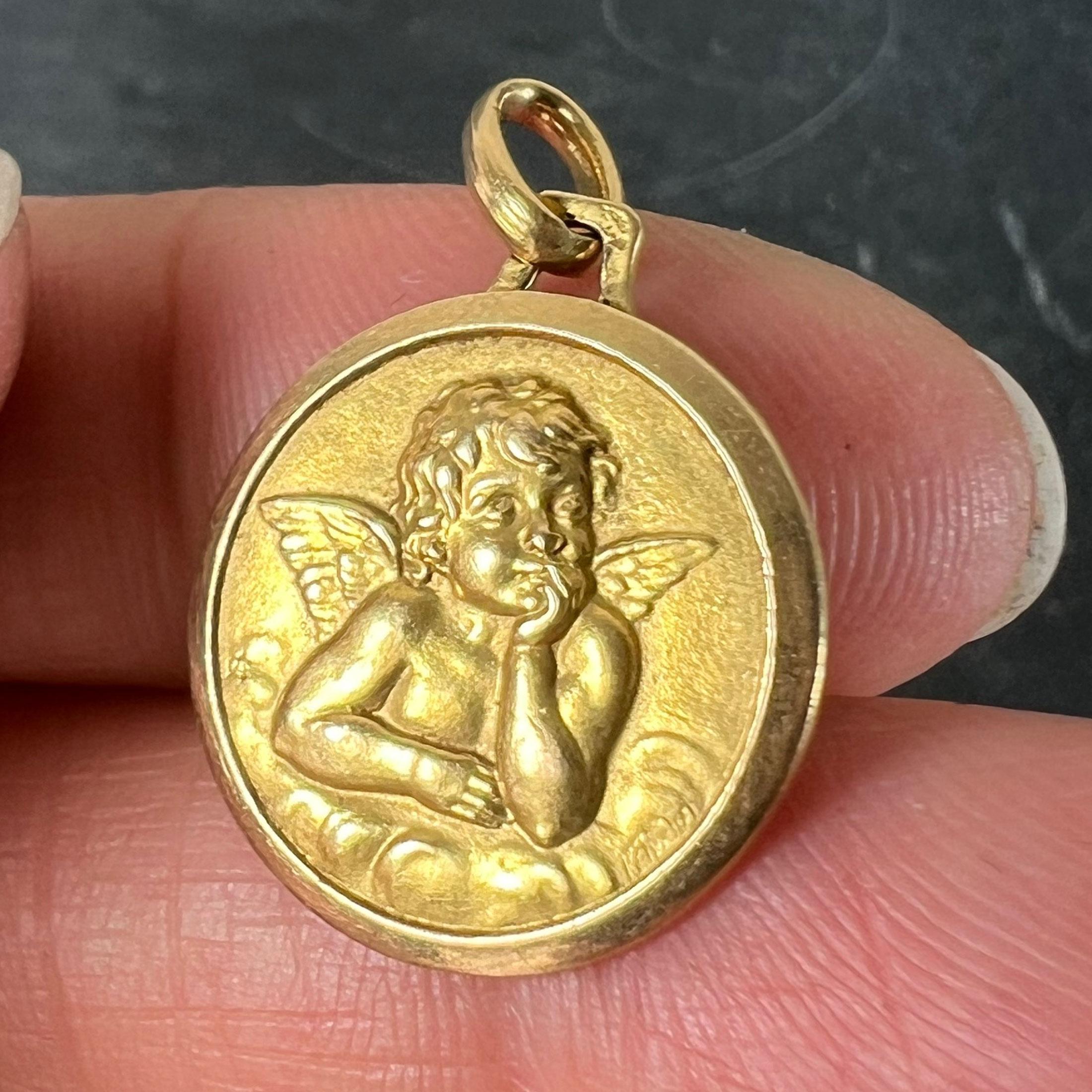Ciondolo Medaglia d'epoca Raphael French con Cherubino in oro giallo 18 carati in vendita 2