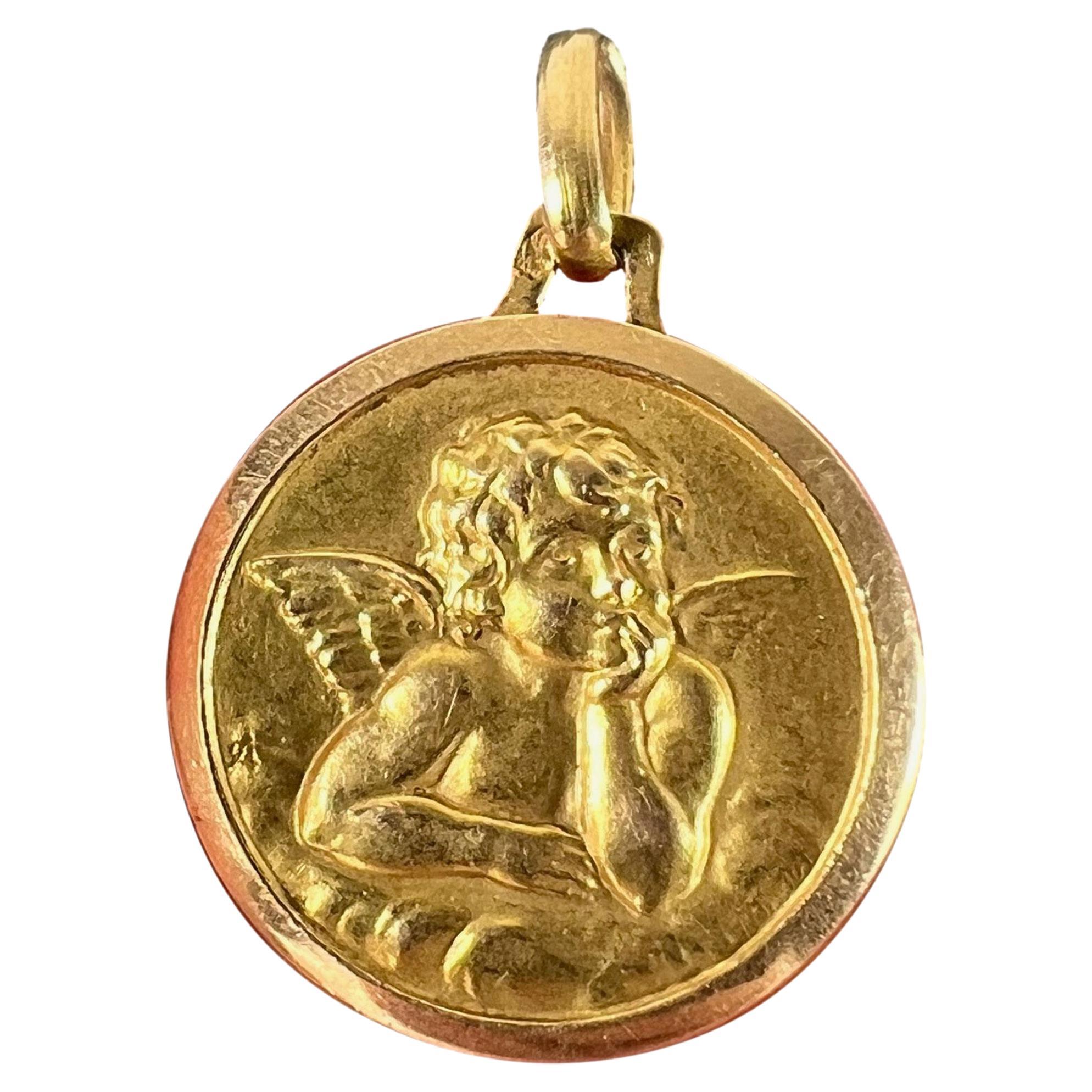Ciondolo Medaglia d'epoca Raphael French con Cherubino in oro giallo 18 carati in vendita