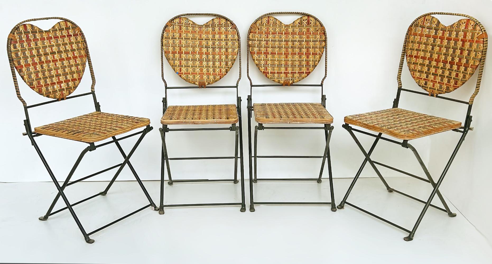 Chaises pliantes françaises en rotin et fer forgé par Un Jardin... En plus (4)

Nous proposons à la vente un ensemble de quatre chaises pliantes françaises en rotin et fer forgé avec une décoration en forme de cœur sur les dossiers. Les chaises sont