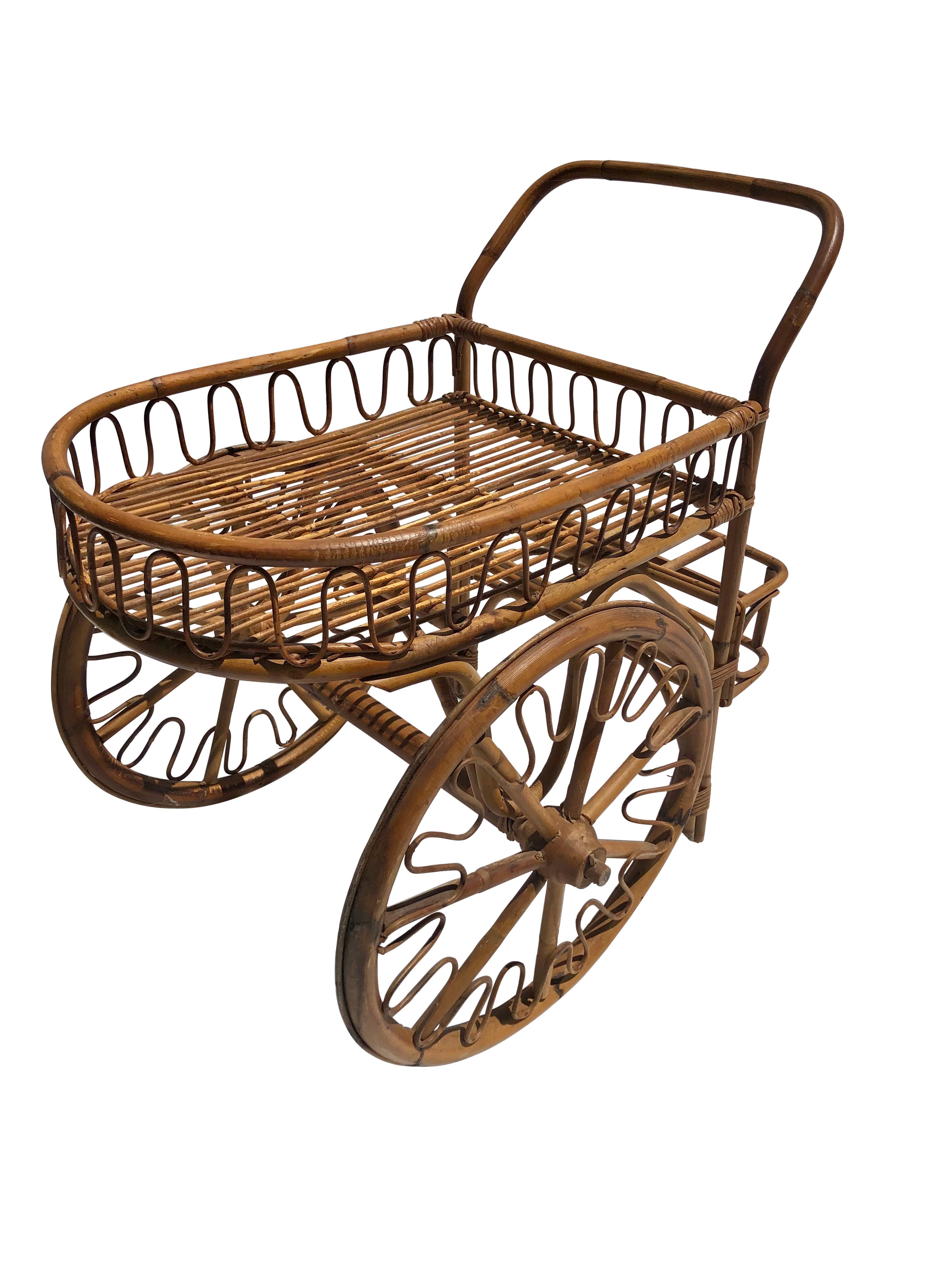 Chariot de bar vintage en rotin français en vente