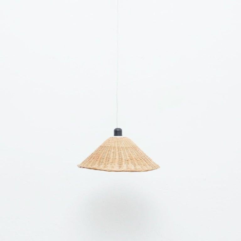 Lampada da soffitto francese vintage in rattan di produttore sconosciuto, circa 1960.    In condizioni originali, con lievi usure dovute all'età e all'uso, che conservano una bella patina.    Materiali:  Rattan    Dimensioni:  Ø 38 cm x H. 18 cm   