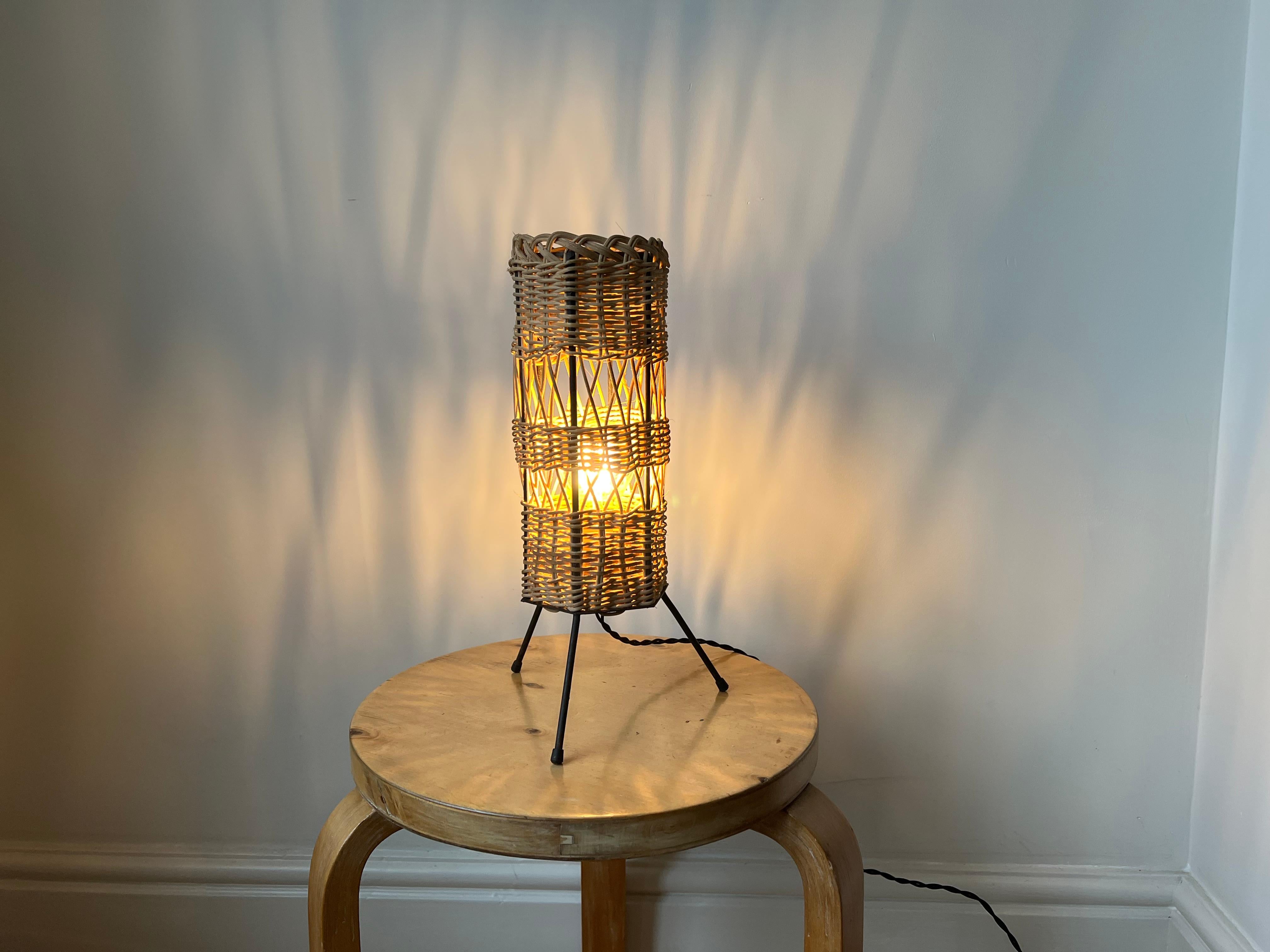Lámpara de mesa francesa vintage de ratán c.1960 en venta 3