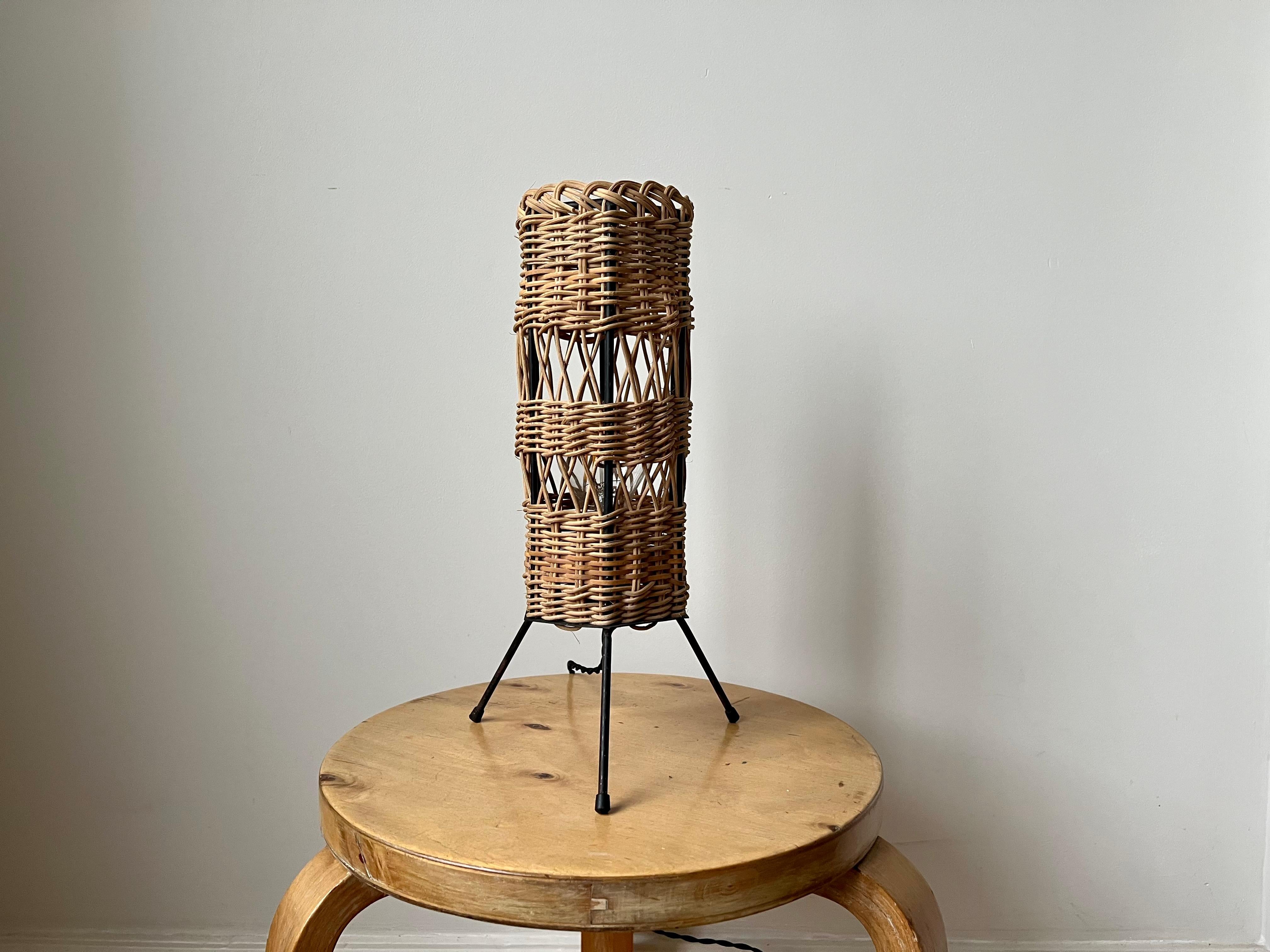 Lámpara de mesa francesa vintage de ratán c.1960 Provincial francés en venta