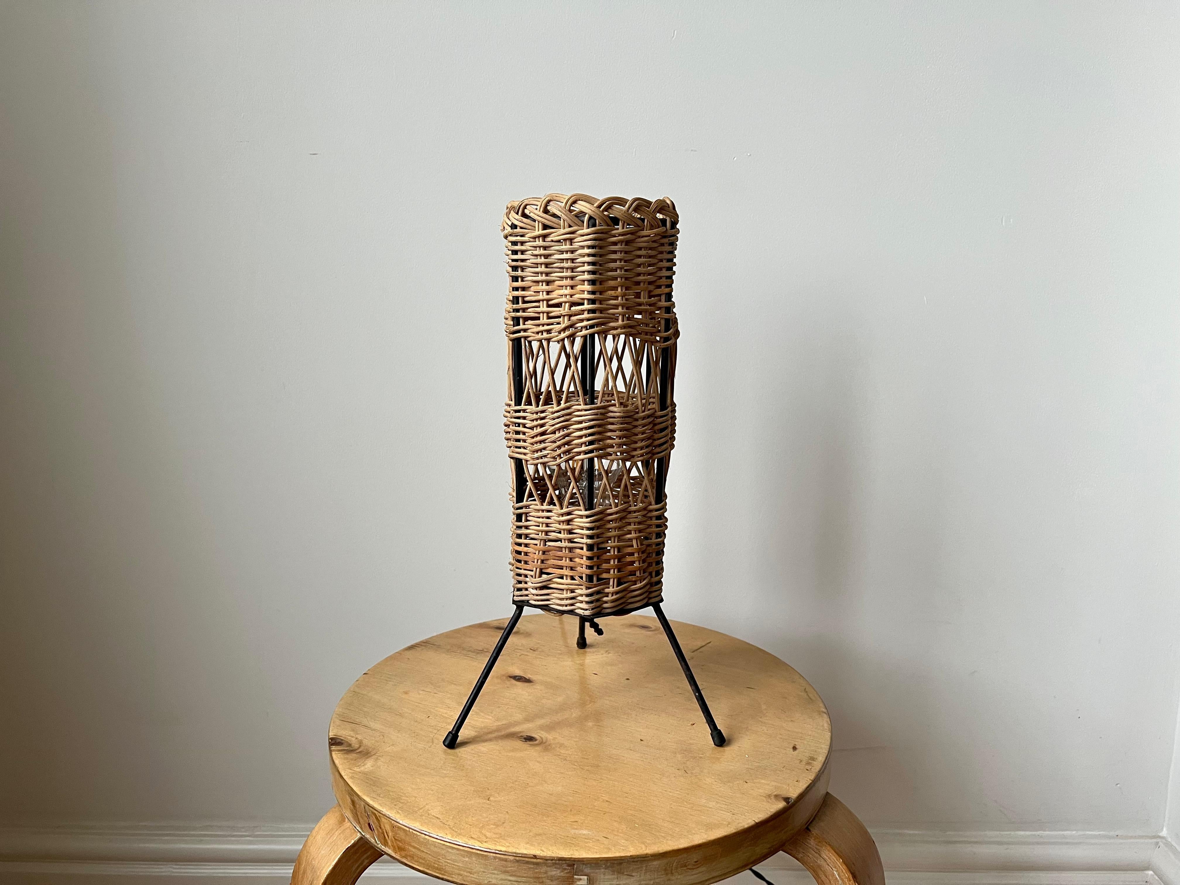 Lámpara de mesa francesa vintage de ratán c.1960 Francés en venta