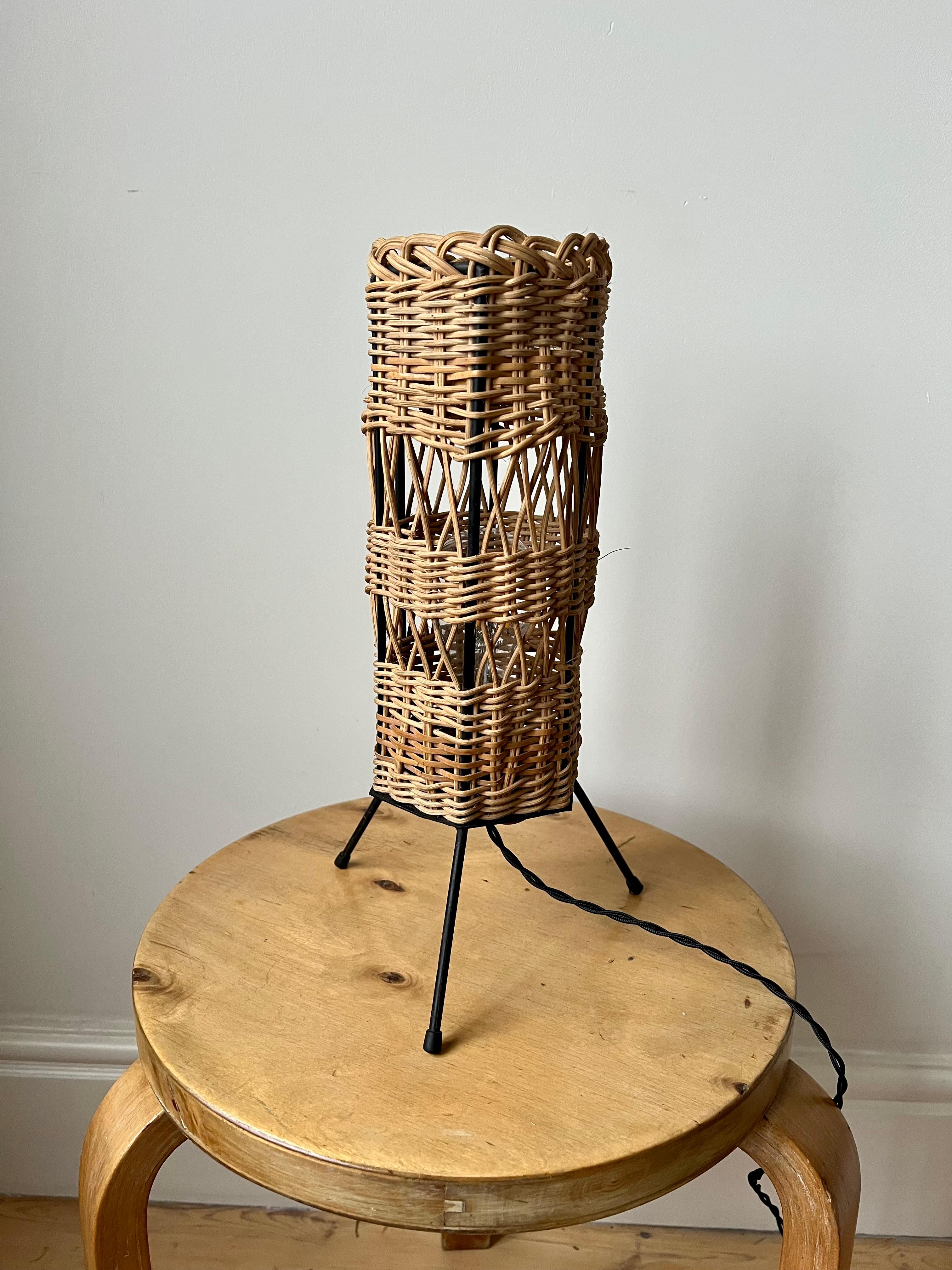 Lámpara de mesa francesa vintage de ratán c.1960 en Bueno estado para la venta en Bristol, GB