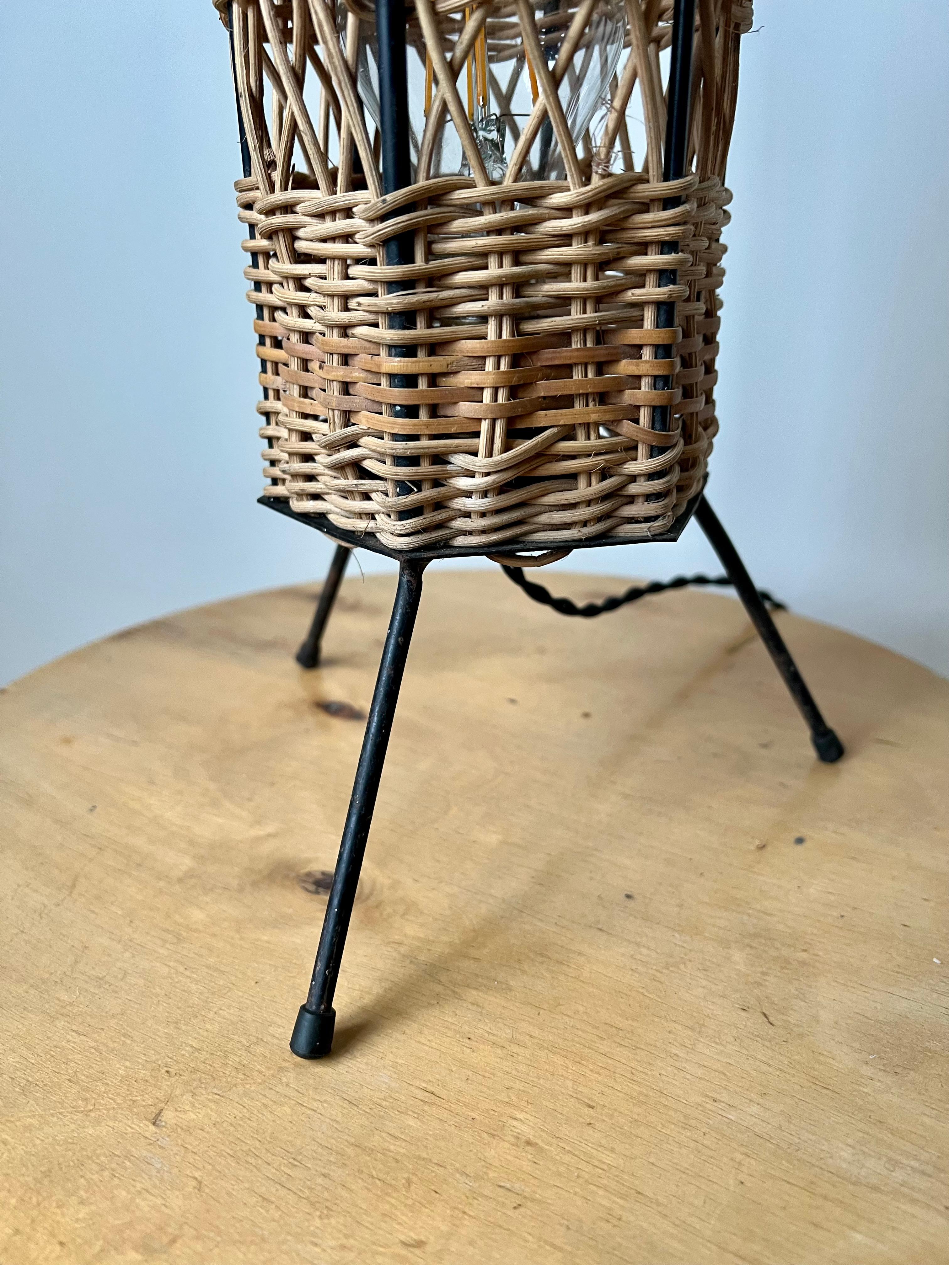 Lámpara de mesa francesa vintage de ratán c.1960 siglo XX en venta