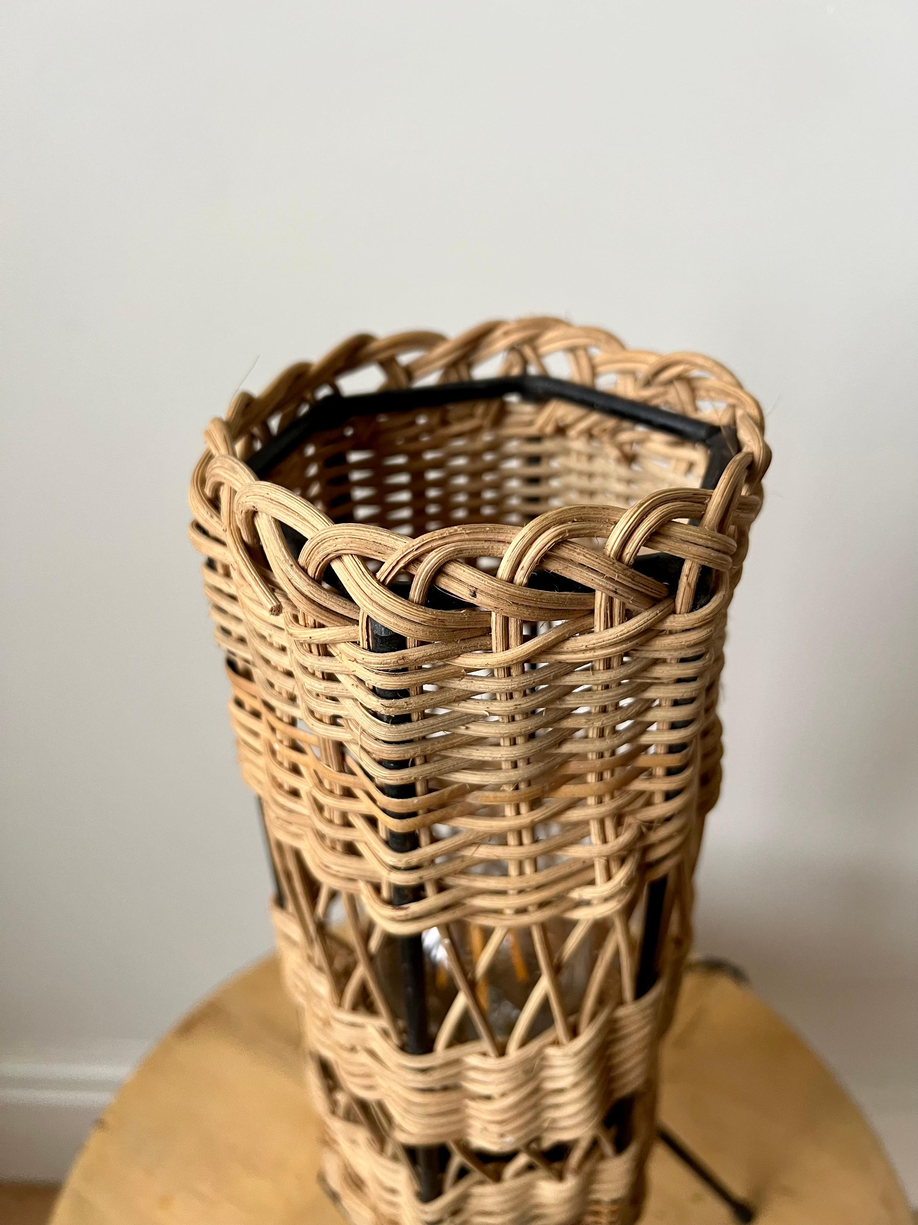 Lámpara de mesa francesa vintage de ratán c.1960 Ratán en venta