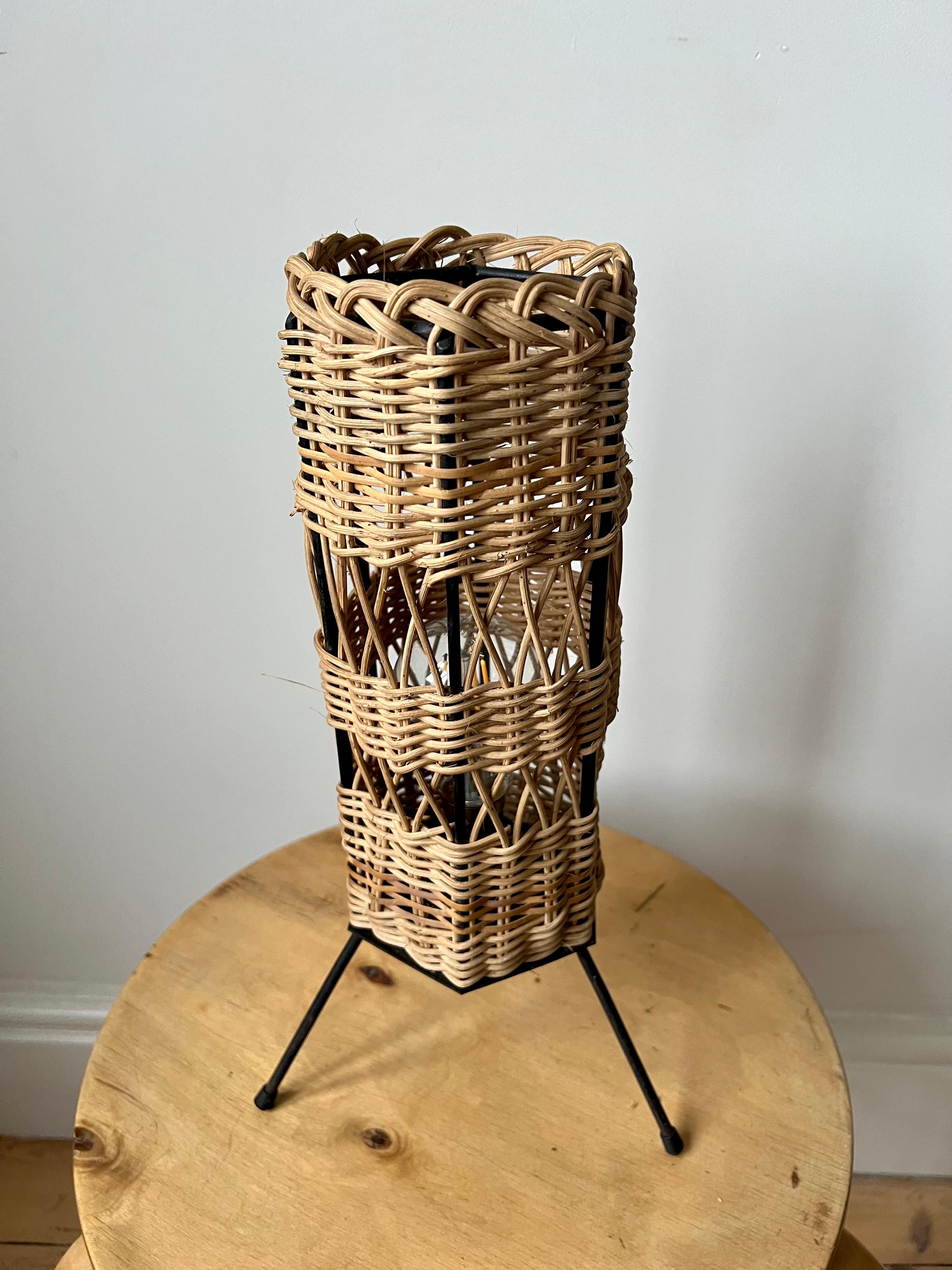 Lámpara de mesa francesa vintage de ratán c.1960 en venta 1