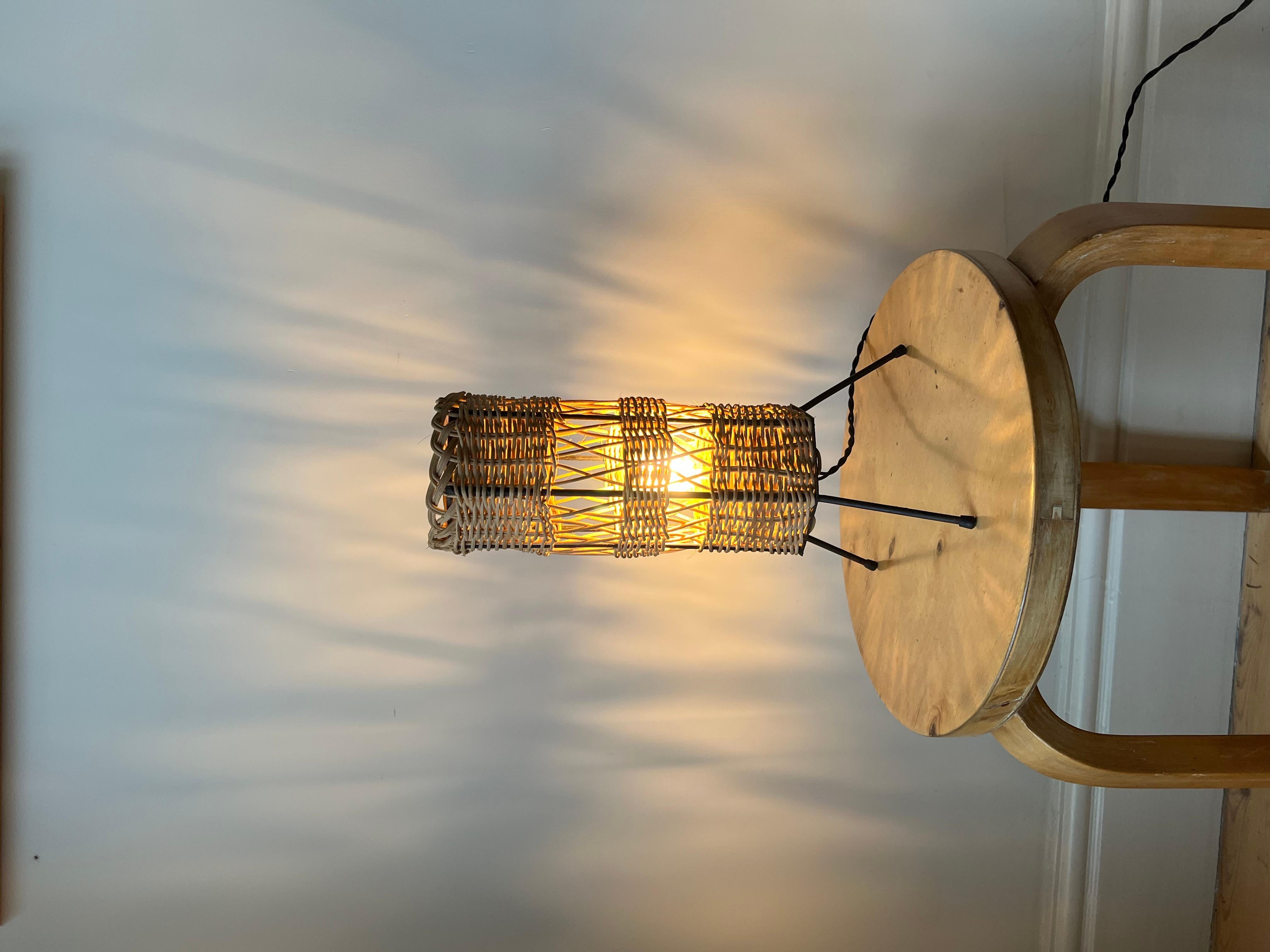 Lámpara de mesa francesa vintage de ratán c.1960 en venta 2