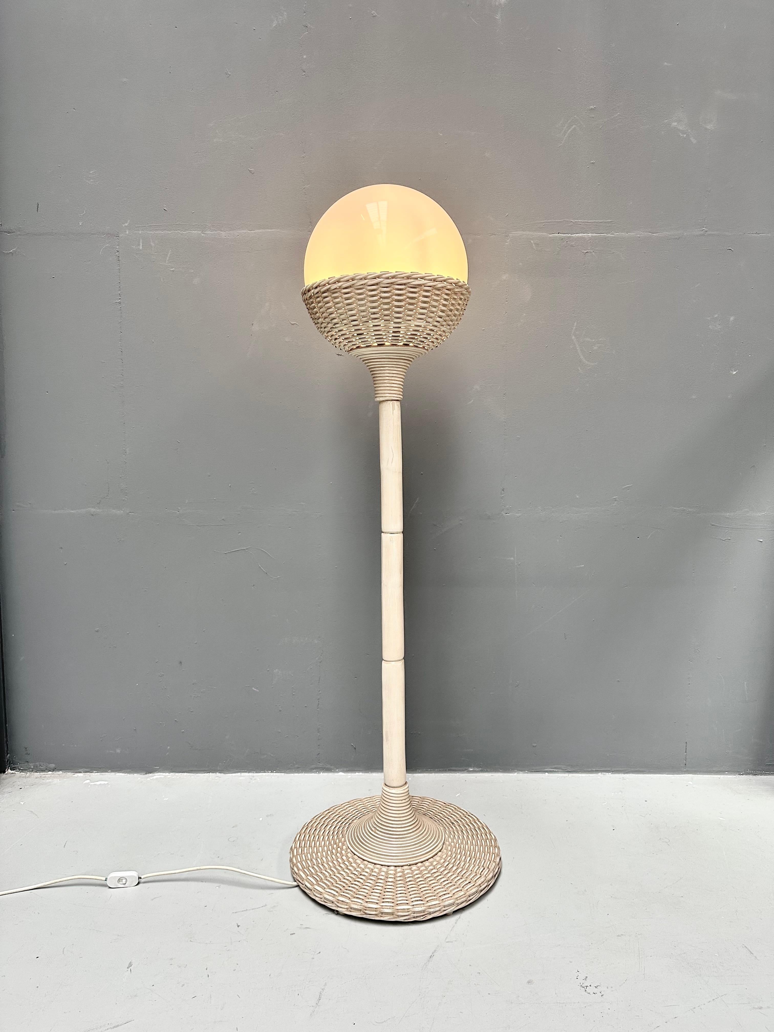 Französische Vintage-Stehlampe aus Rattan, Korbweide und Glas in Beige, 1980er Jahre.    (Moderne der Mitte des Jahrhunderts) im Angebot