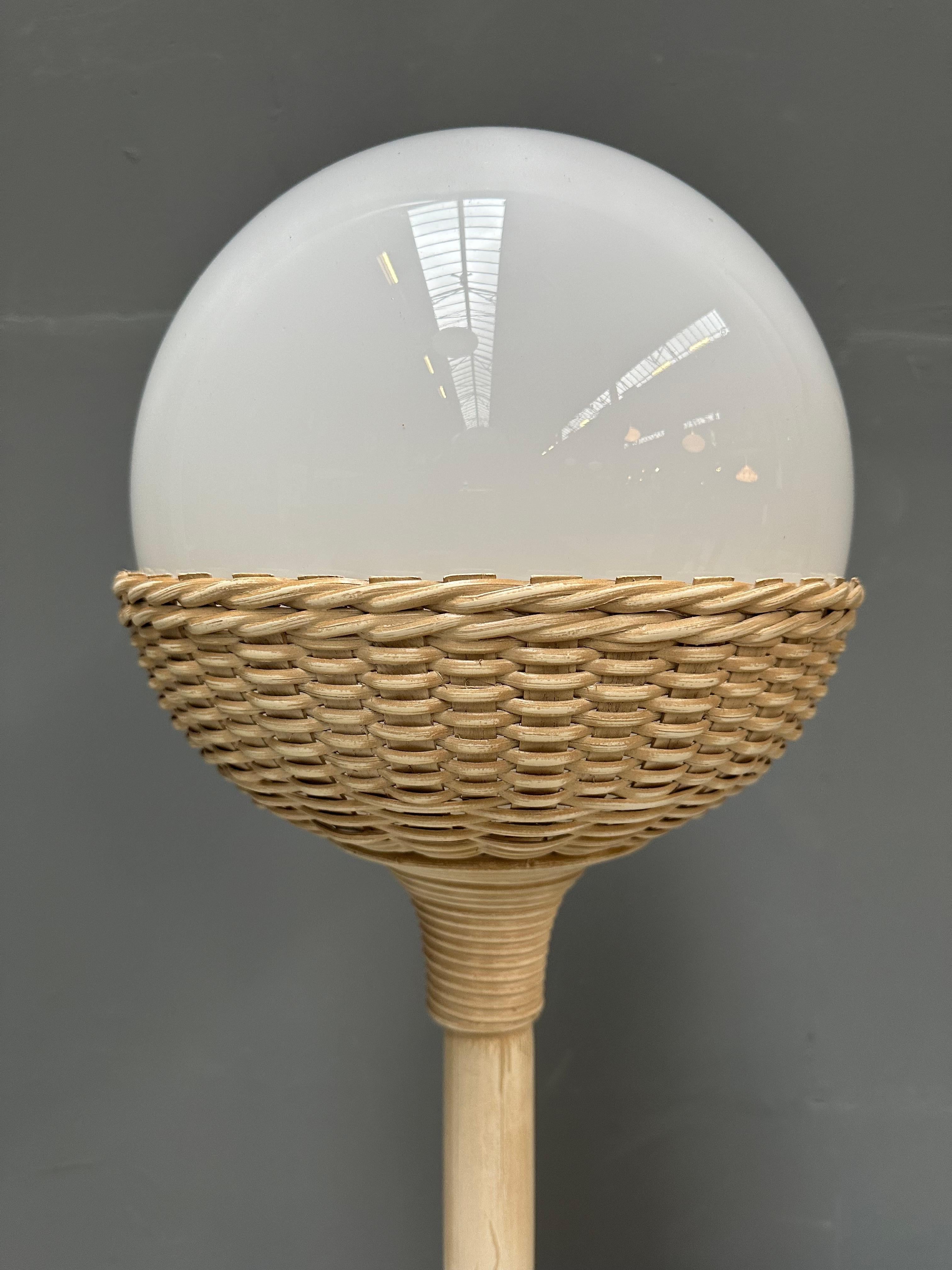 Französische Vintage-Stehlampe aus Rattan, Korbweide und Glas in Beige, 1980er Jahre.    im Angebot 2