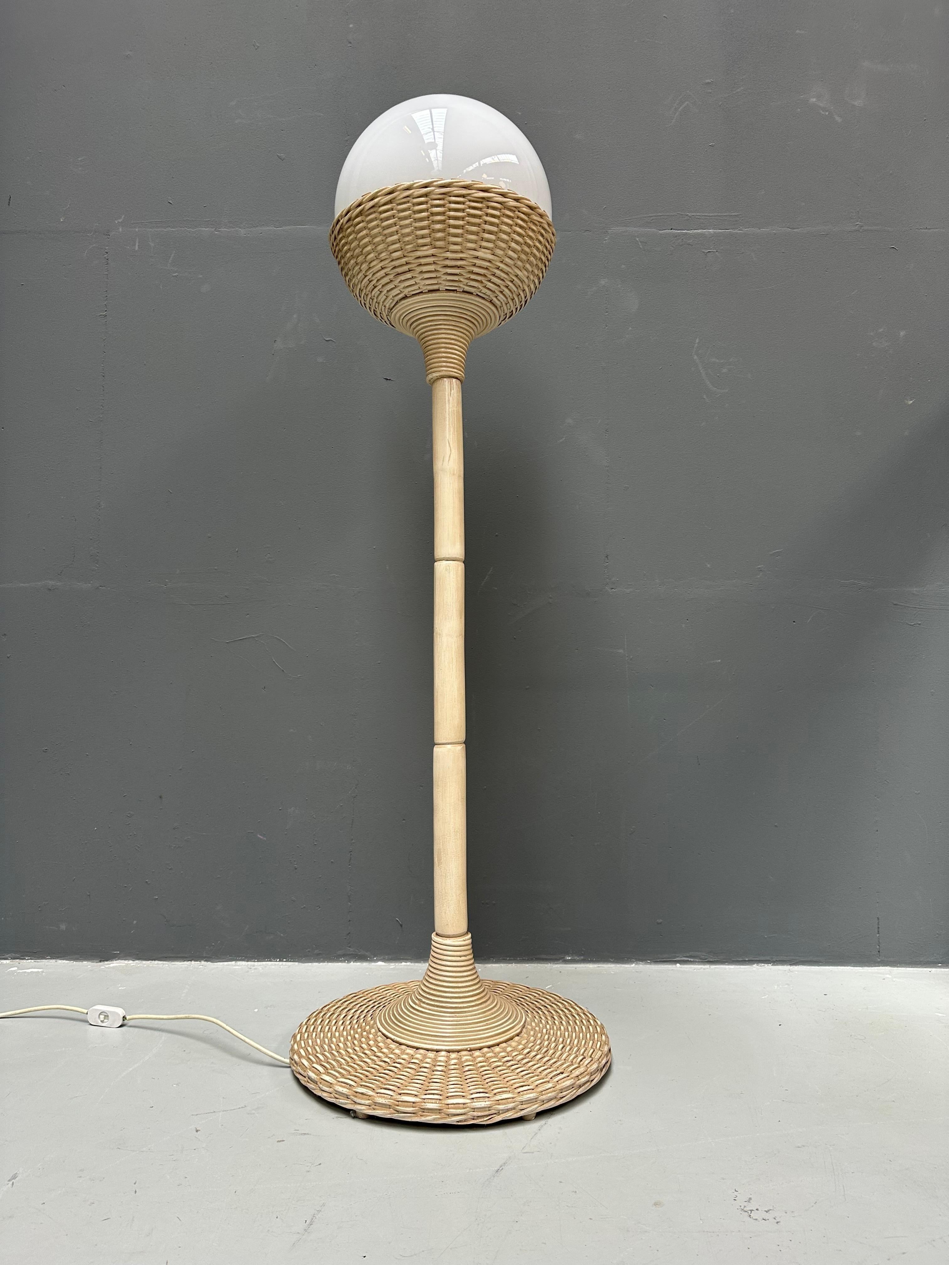 Französische Vintage-Stehlampe aus Rattan, Korbweide und Glas in Beige, 1980er Jahre.    im Angebot 3