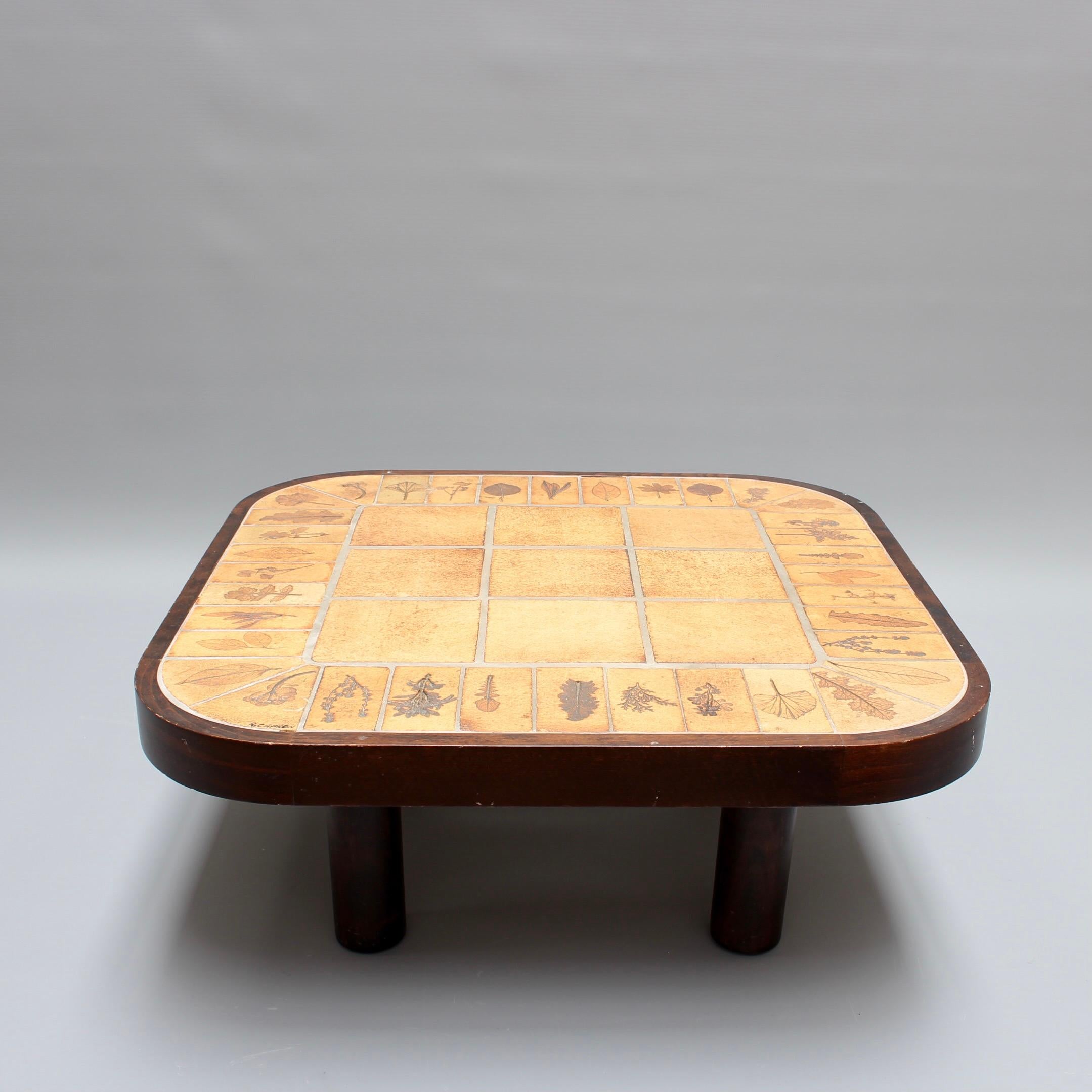 Coffee table with decorative earthenware tiles in leaf motif by Roger Capron (circa 1970s). This charming table is a quintessential example of collectible Capron. There are nature-themed tiles with a variety of beautiful leaves impressed into the