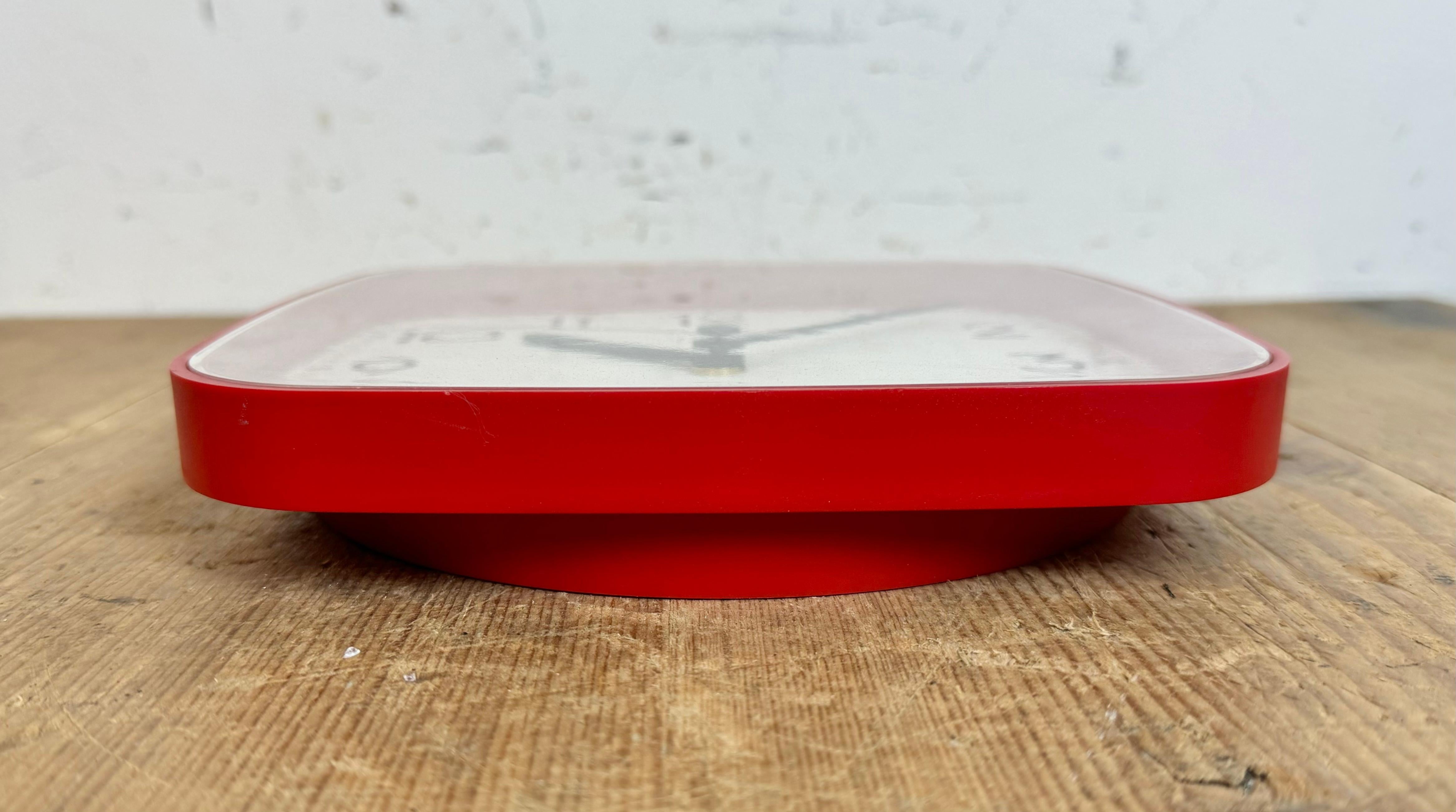 Vintage French Red Bakelite Wall Clock from Trophy, 1990s For Sale 3