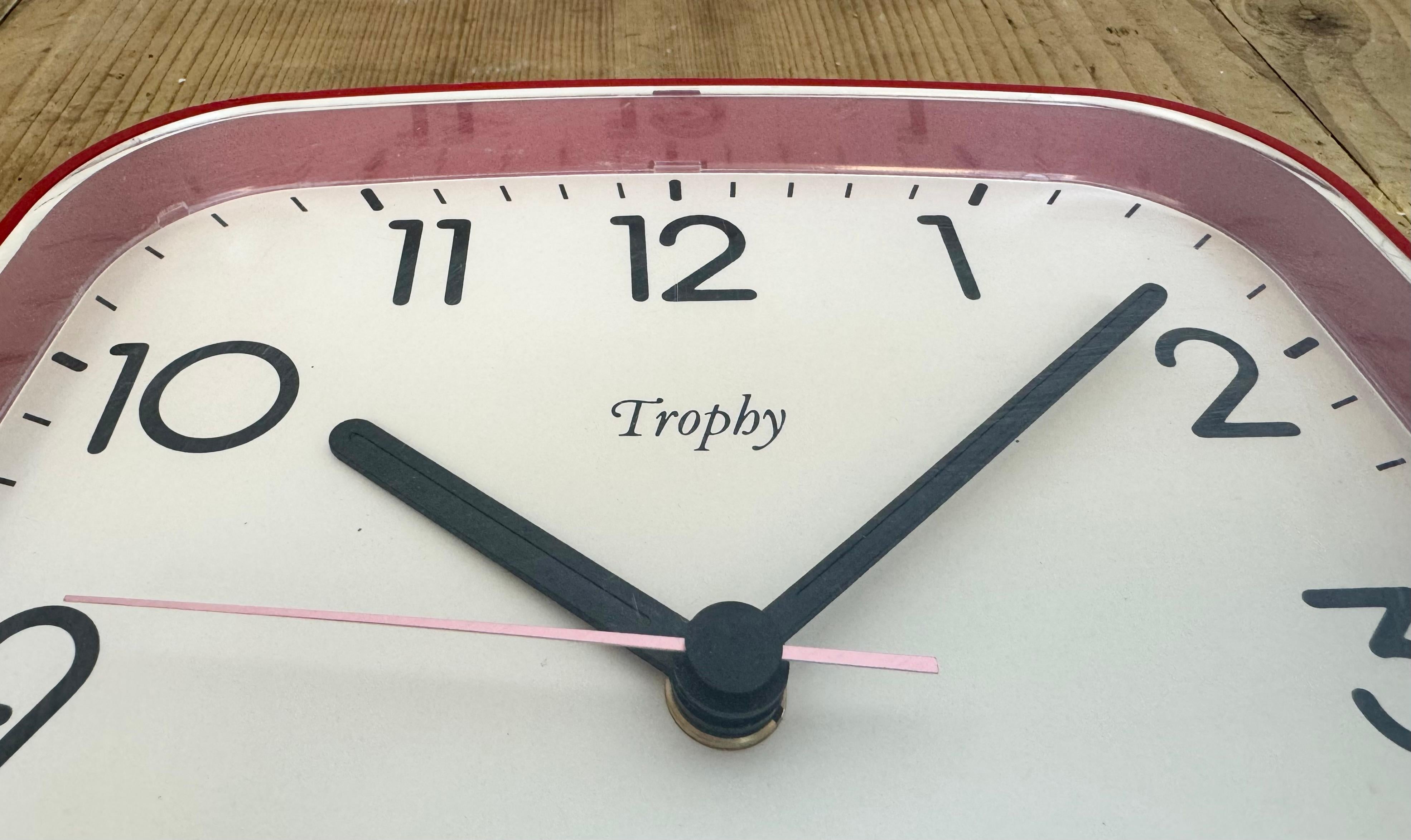 Horloge murale française vintage en bakélite rouge de Trophy, années 1990 en vente 4