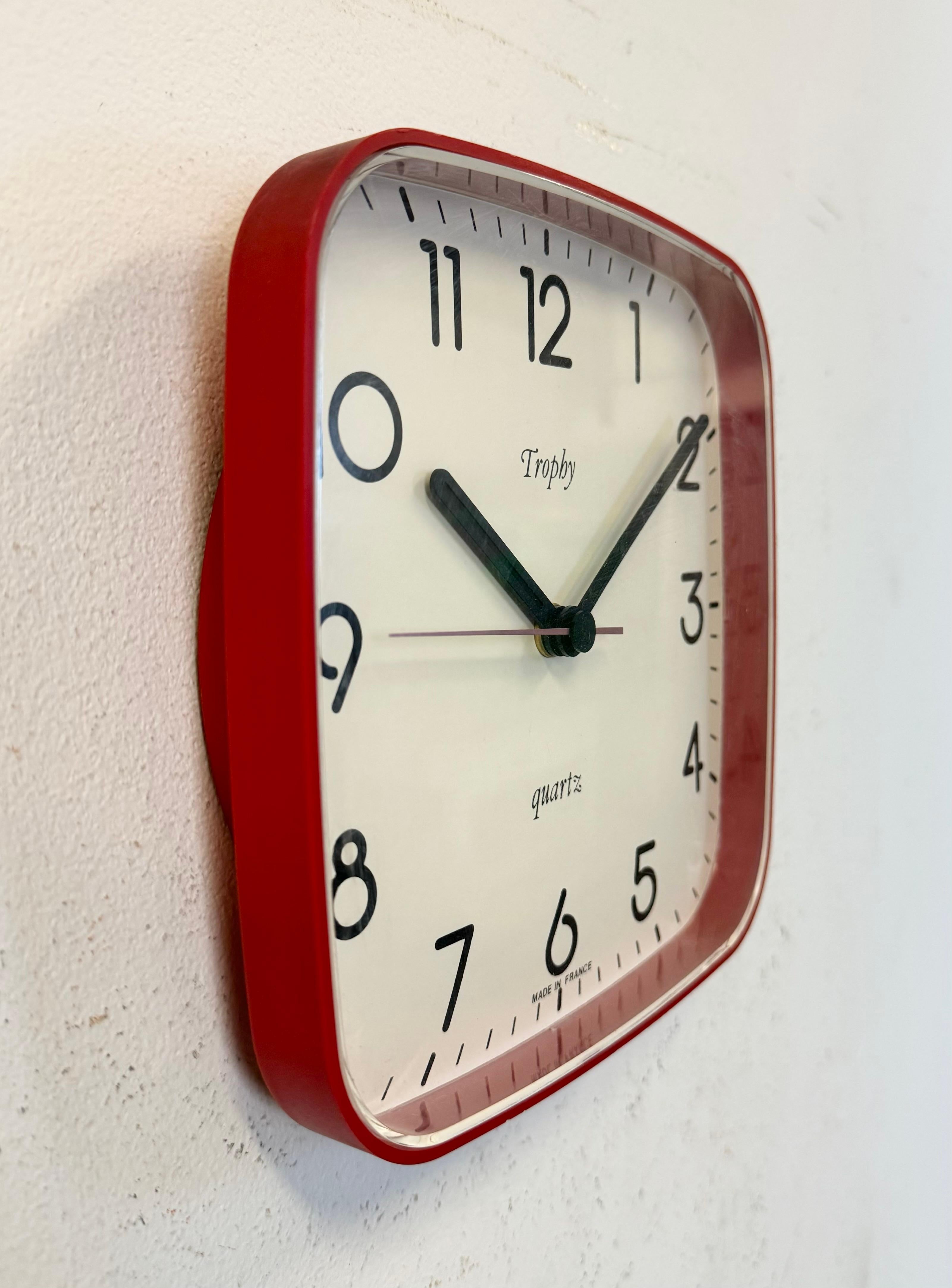 Vintage French Red Bakelite Wall Clock from Trophy, 1990s In Good Condition For Sale In Kojetice, CZ