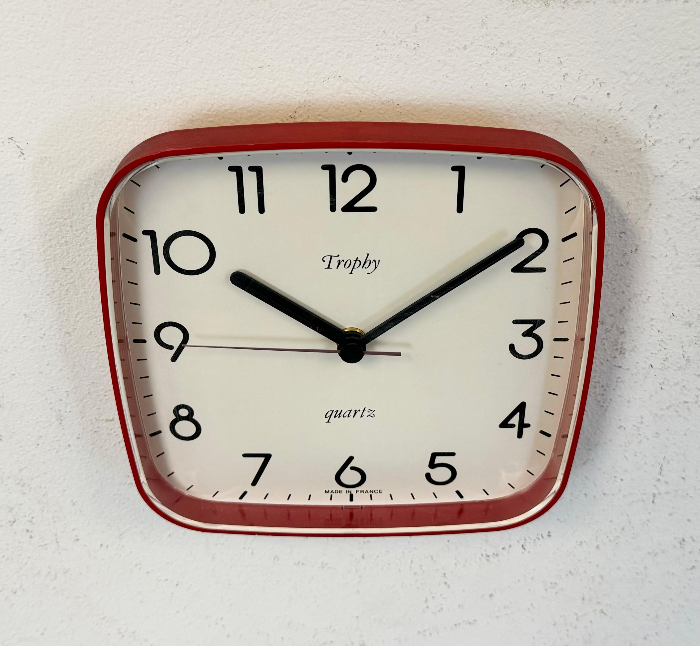 Fin du 20e siècle Horloge murale française vintage en bakélite rouge de Trophy, années 1990 en vente