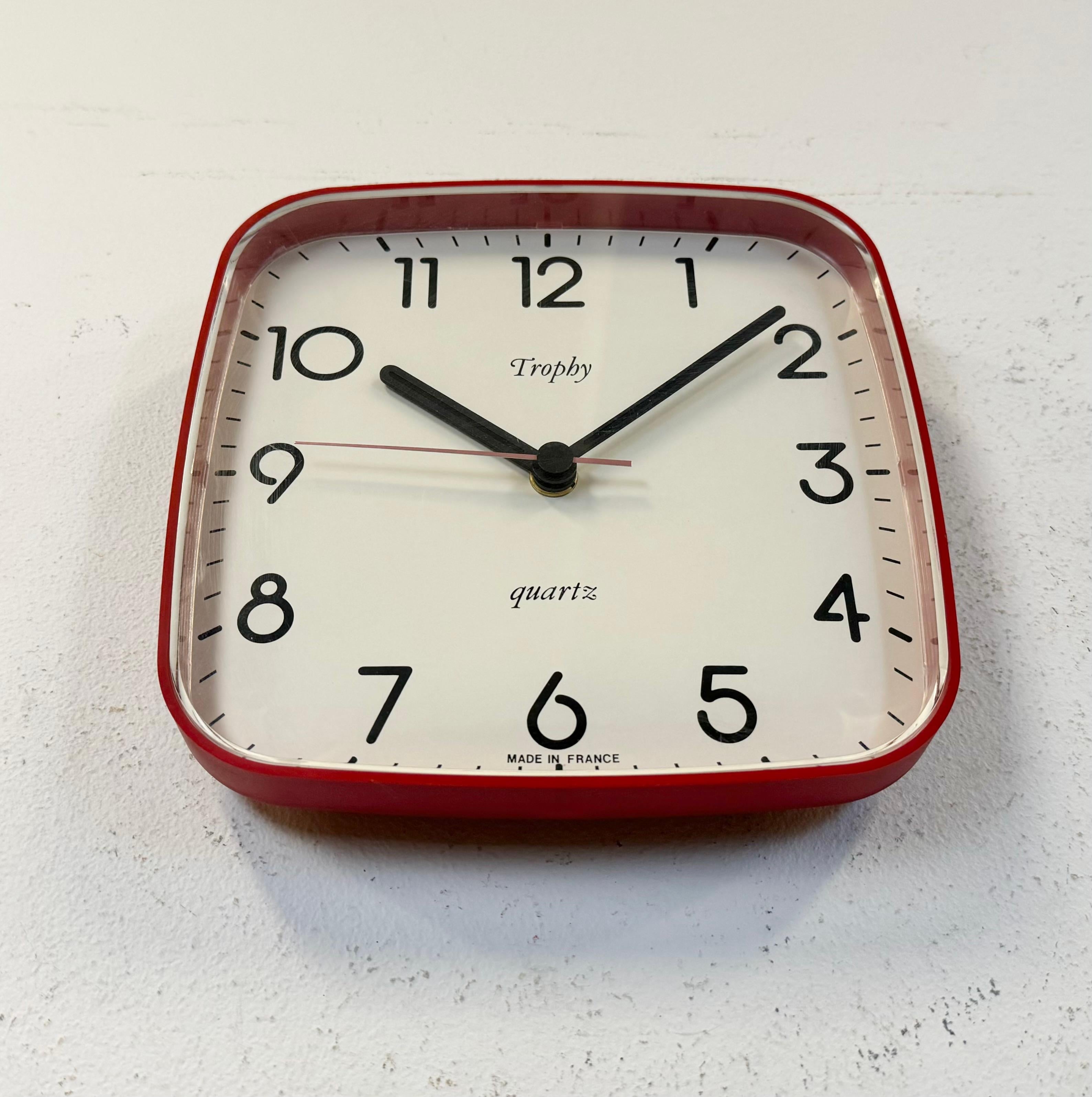 Fin du 20e siècle Horloge murale française vintage en bakélite rouge de Trophy, années 1990