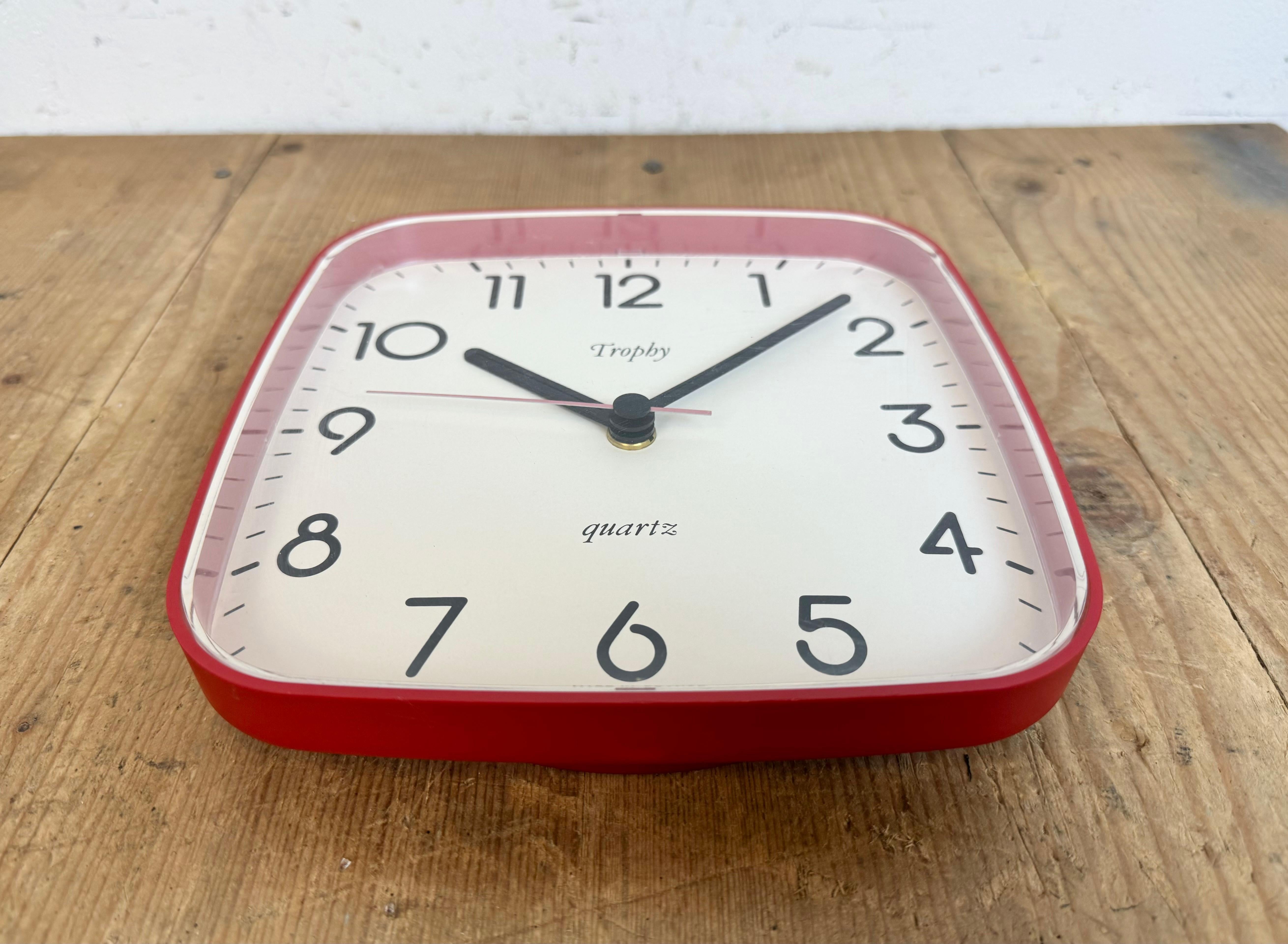 Vintage French Red Bakelite Wall Clock from Trophy, 1990s For Sale 1