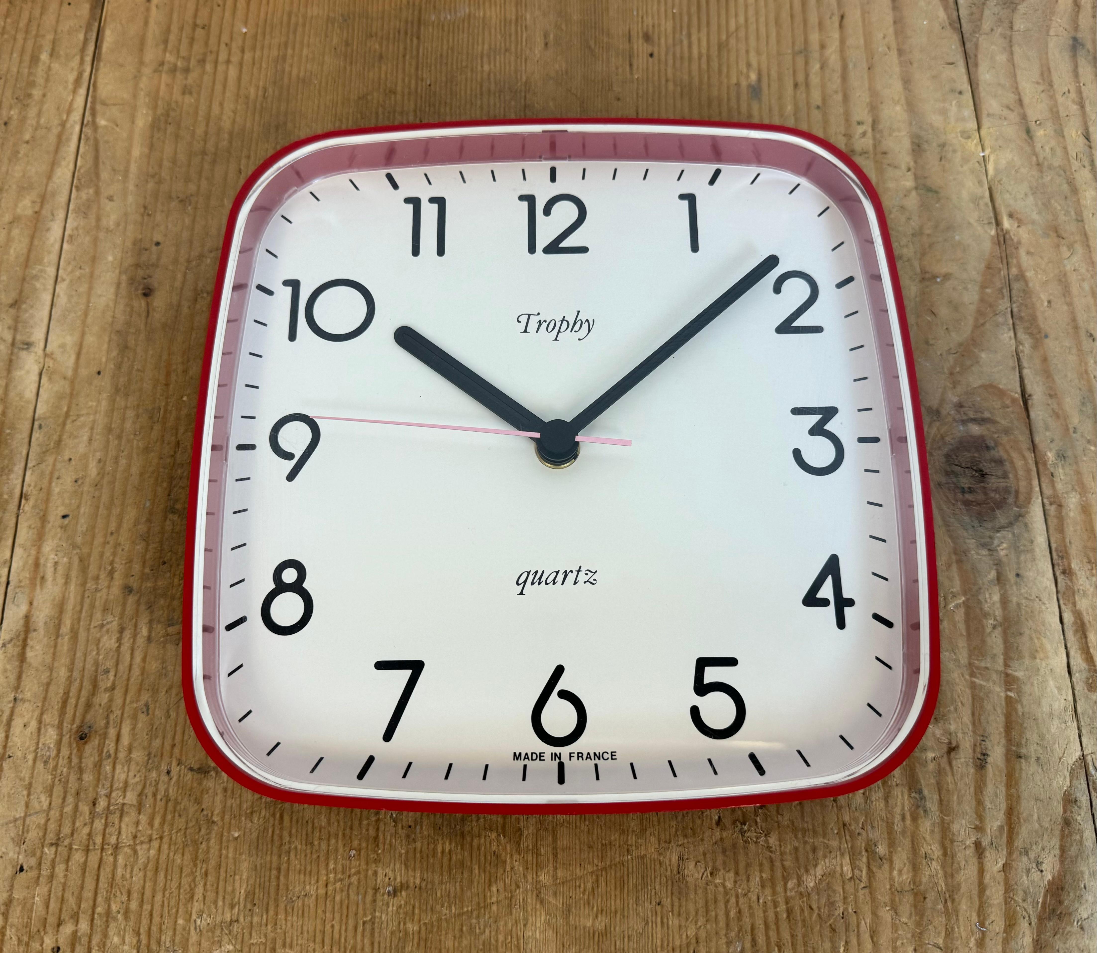 Vintage French Red Bakelite Wall Clock from Trophy, 1990s For Sale 2
