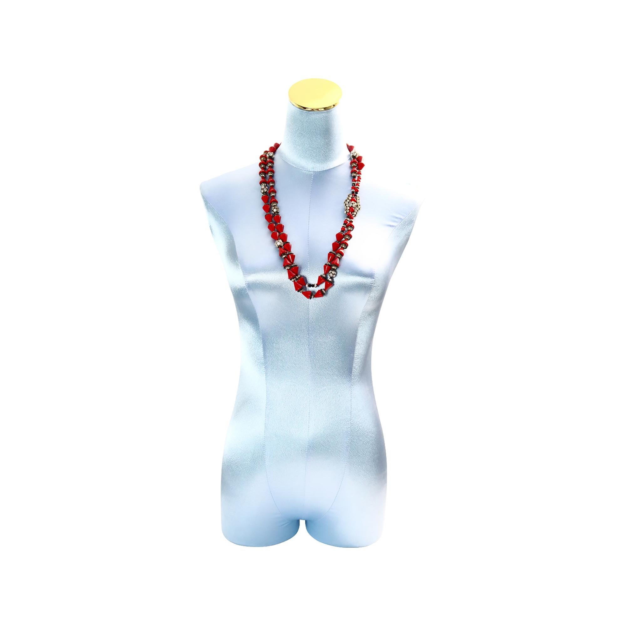 Collana vintage francese con perline rosse e rondelle in oro e nero Circa 1960. Collana di perline e rondelle a cono rosse con distanziatori dorati e neri. Questo doppio filo degli anni '60 è una vera bellezza, con numerosi elementi che si uniscono