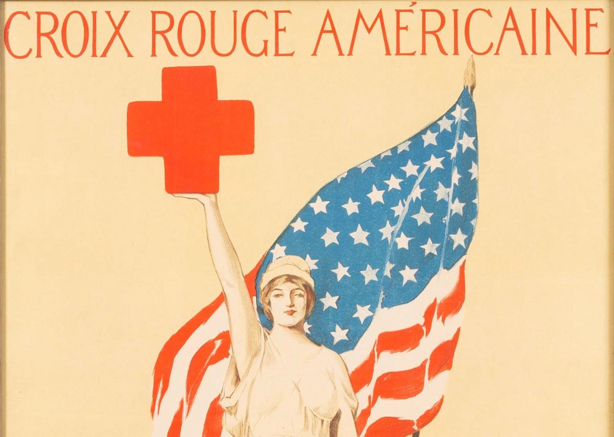 Dieses Plakat aus dem Ersten Weltkrieg zeigt eine Frau in einem langen Gewand, die in ihrer rechten Hand ein rotes Kreuzsymbol und in ihrer linken Hand eine amerikanische Flagge hält. Die Figur ist vor einem gelben Hintergrund mit roter und blauer