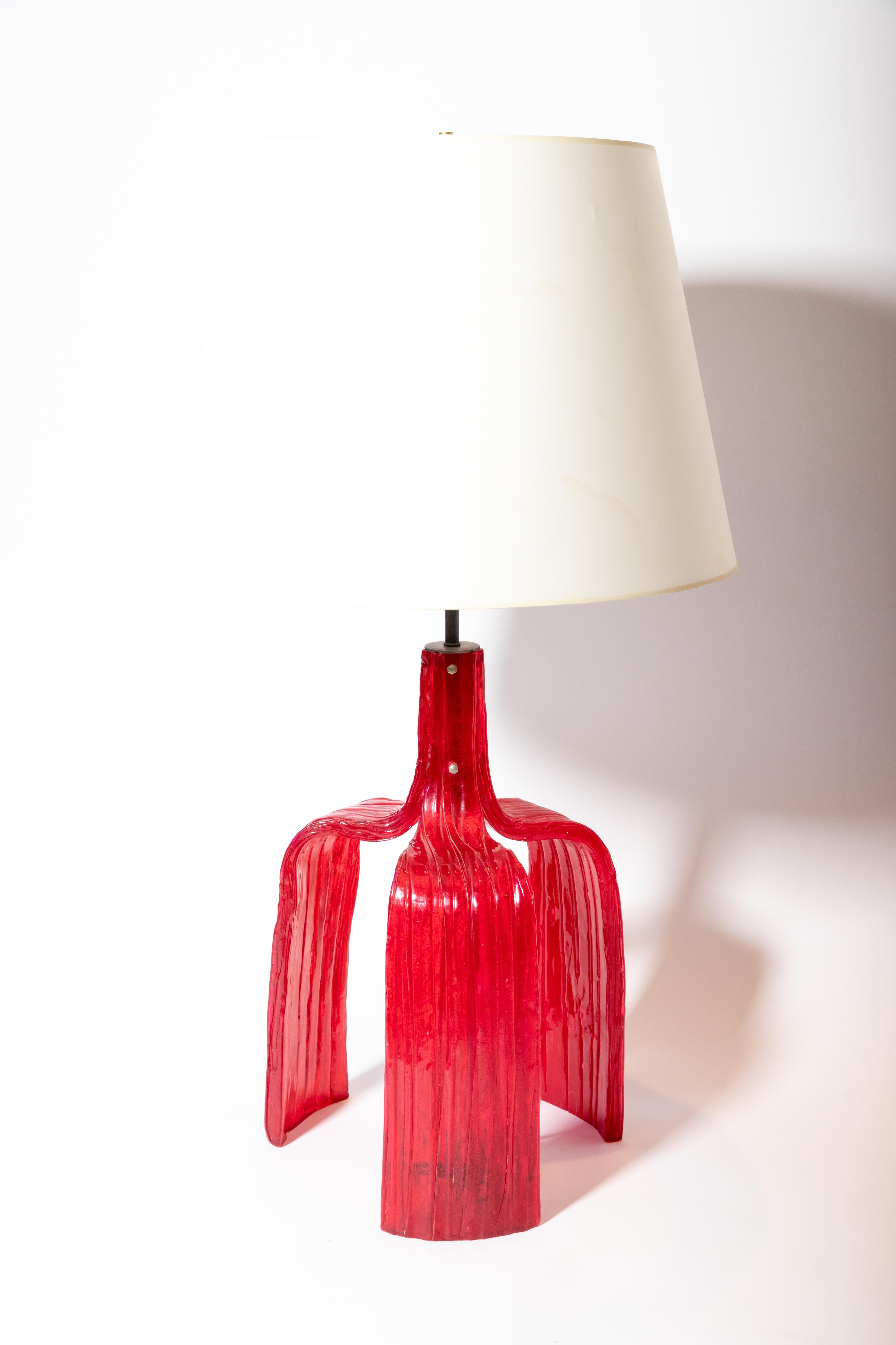 Vintage French red resin table lamp, for the bedside.

 
