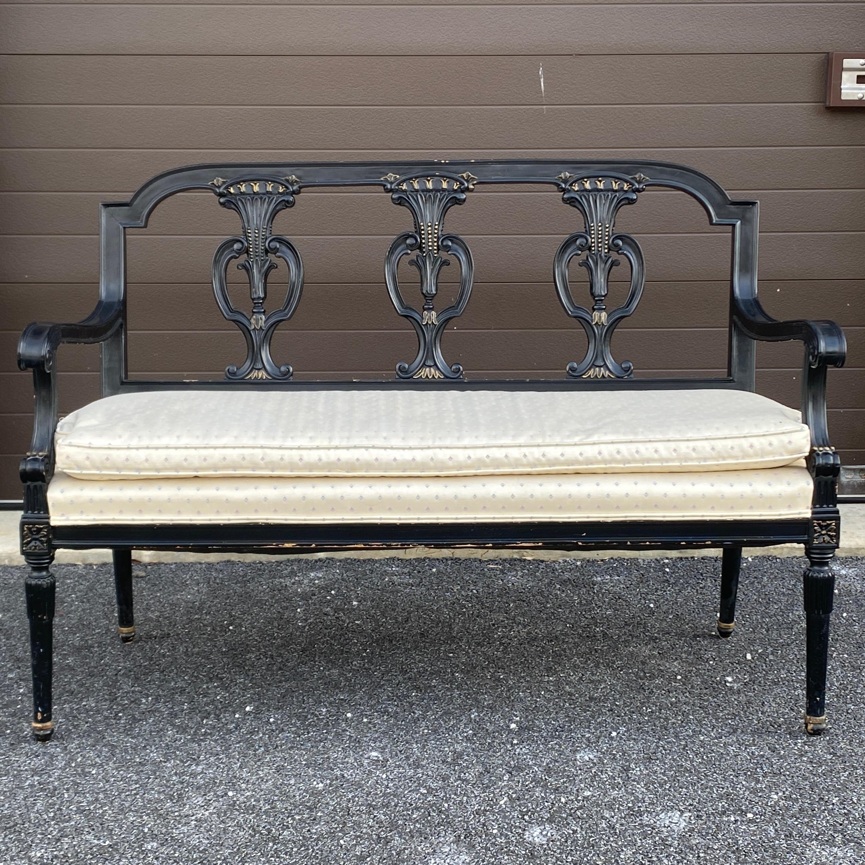 Banc ébonisé de style Louis XVI de haute qualité, avec des détails magnifiquement sculptés et un coussin d'assise détaché.
