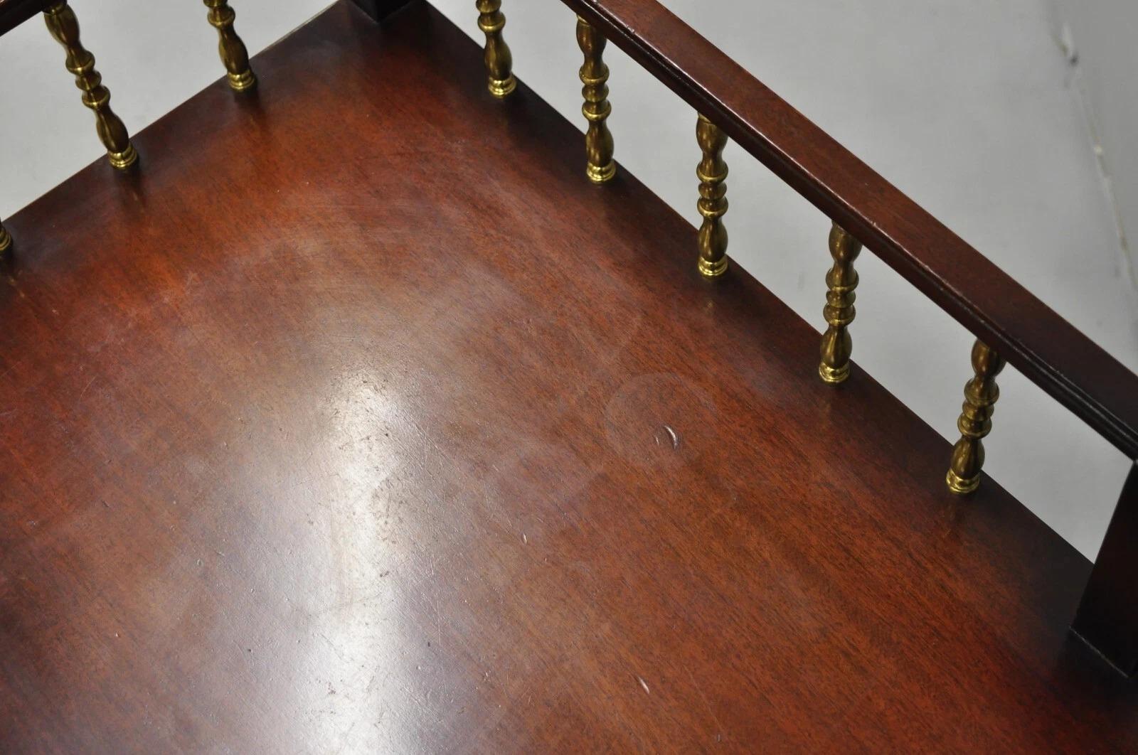 Vintage French Regency Mahogany 2 Tier Brass Gallery Rolling Bar Cart Server en venta 3