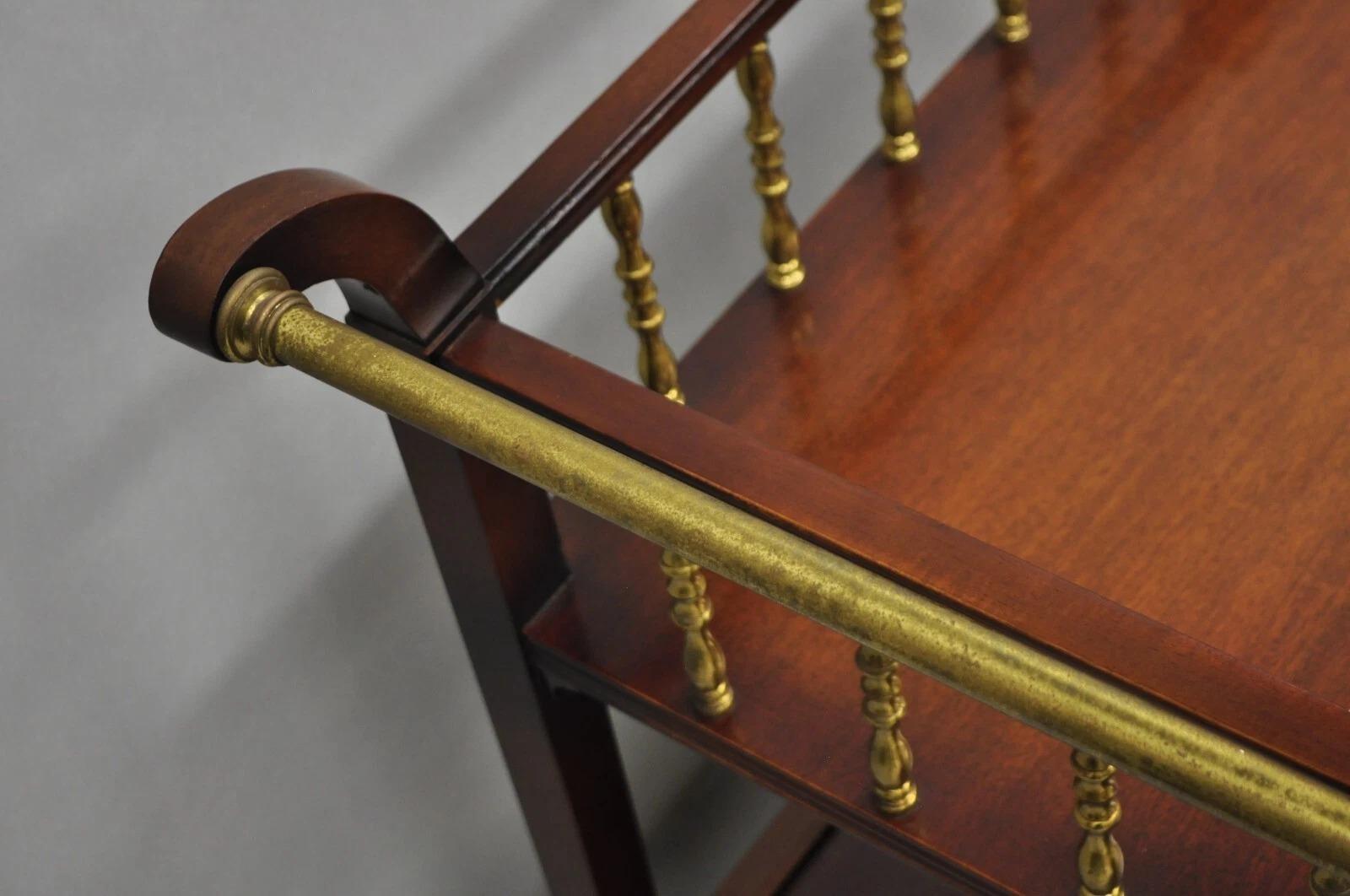 Vintage French Regency Mahogany 2 Tier Brass Gallery Rolling Bar Cart Server siglo XX en venta